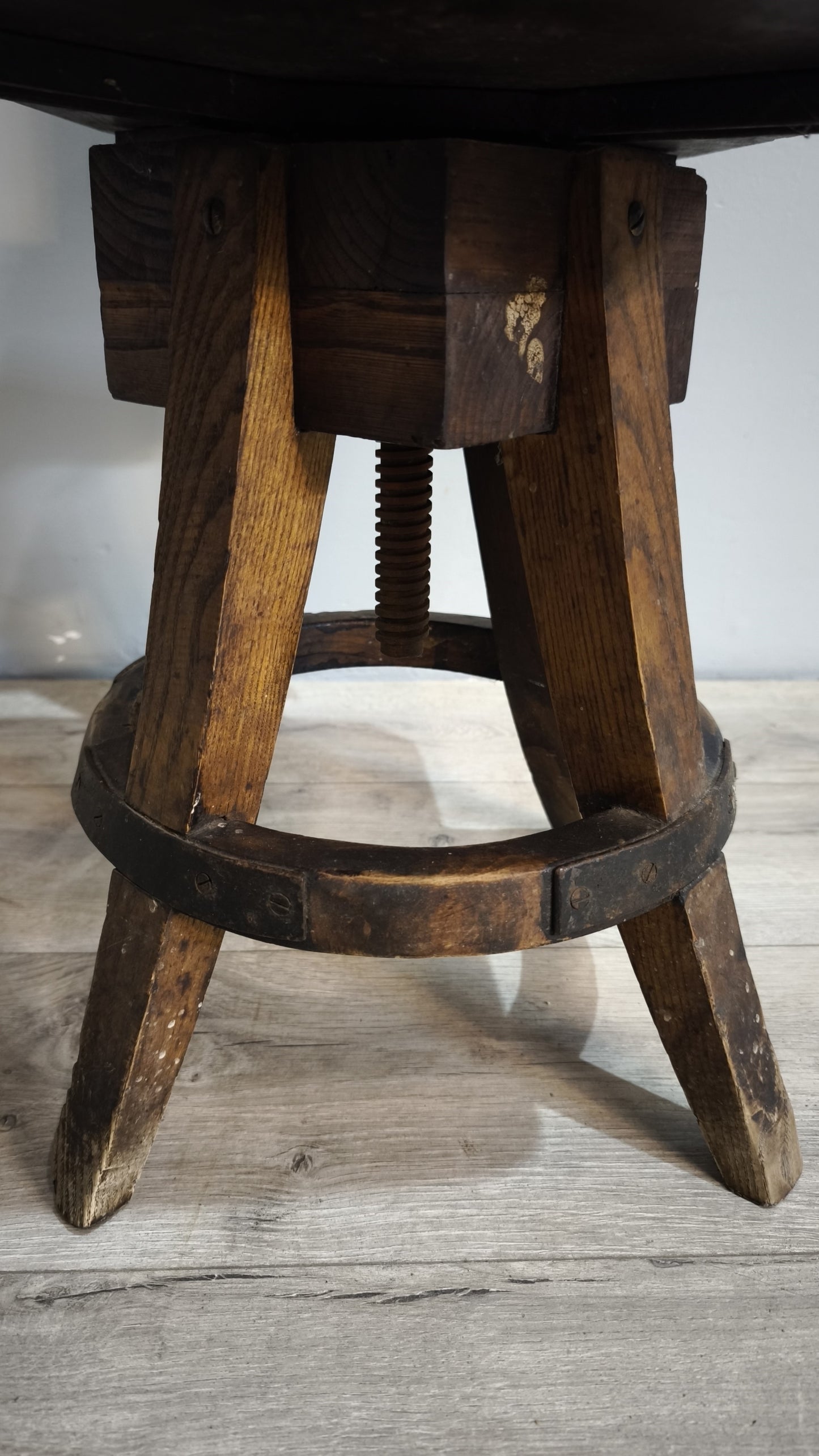 88668-2 Antico sgabello da scuola d'arte in legno massello di quercia