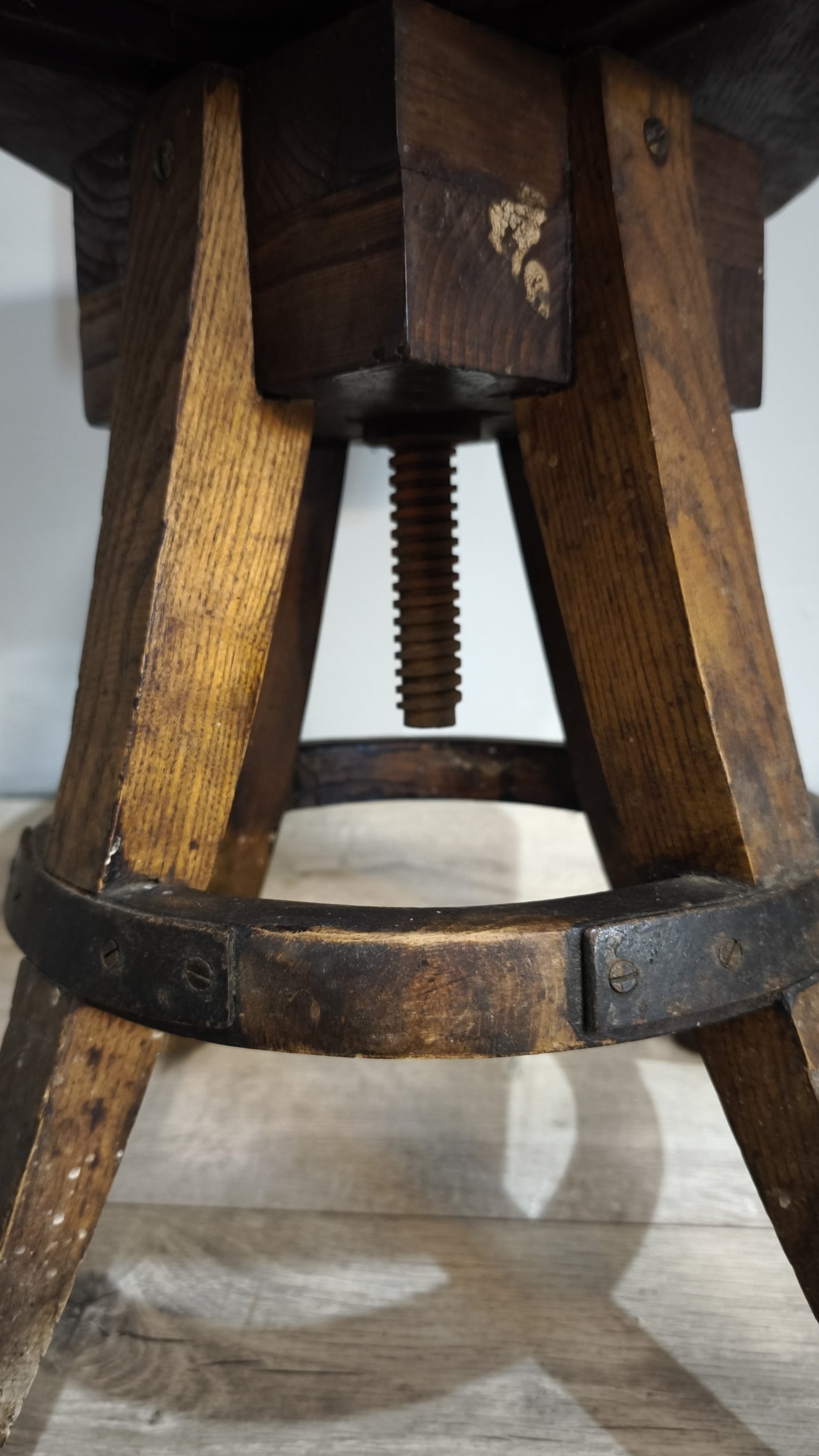 88668-2 Antico sgabello da scuola d'arte in legno massello di quercia
