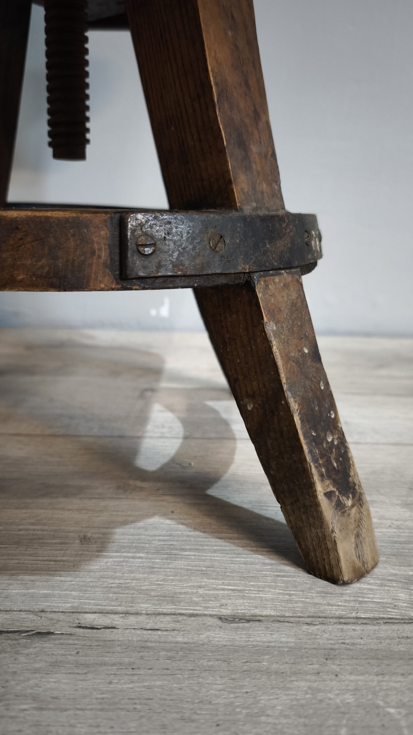 88668-2 Antico sgabello da scuola d'arte in legno massello di quercia