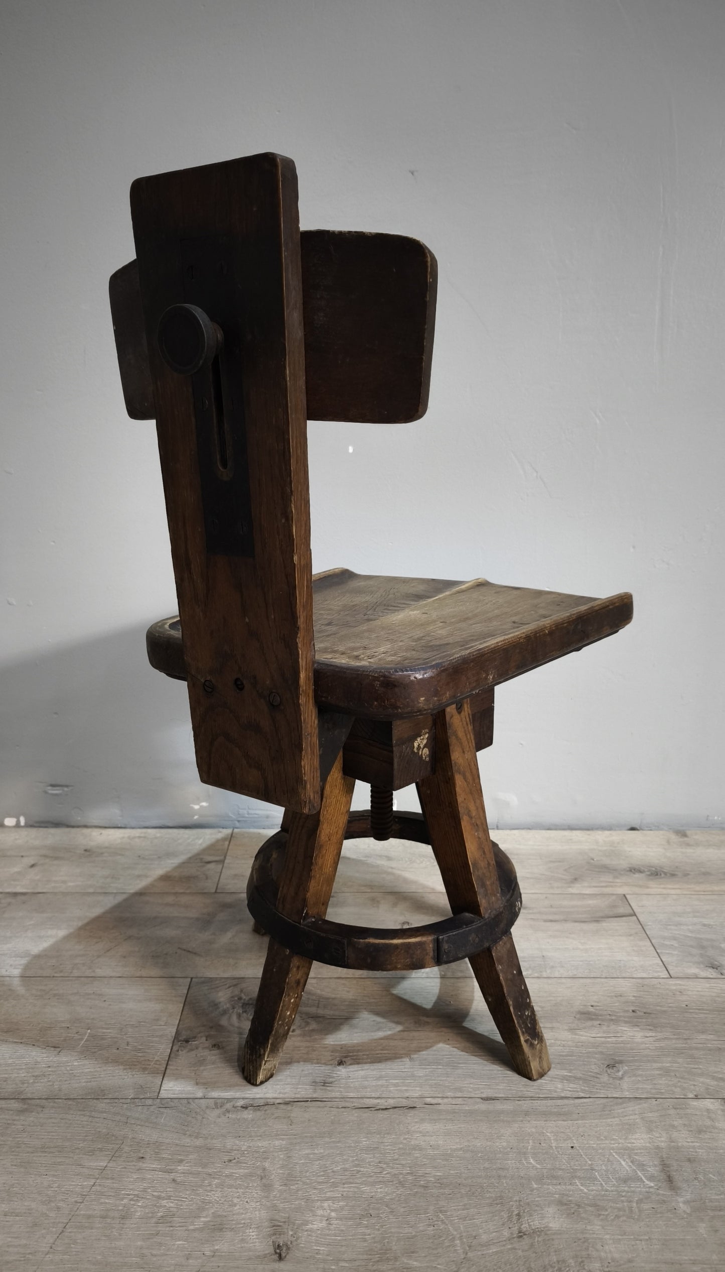 88668-2 Antico sgabello da scuola d'arte in legno massello di quercia