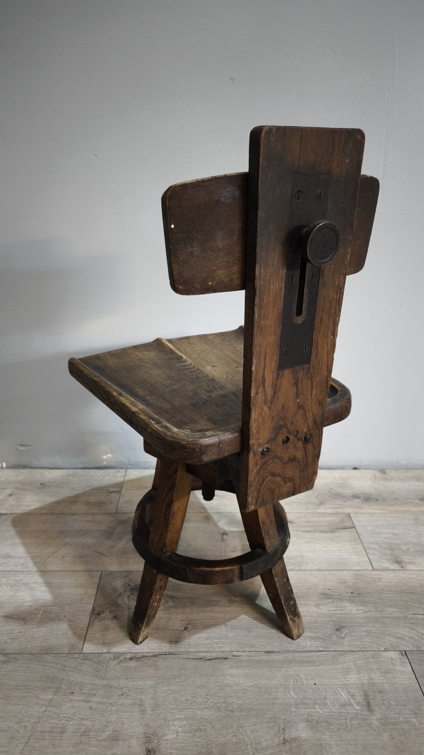 88668-2 Antico sgabello da scuola d'arte in legno massello di quercia