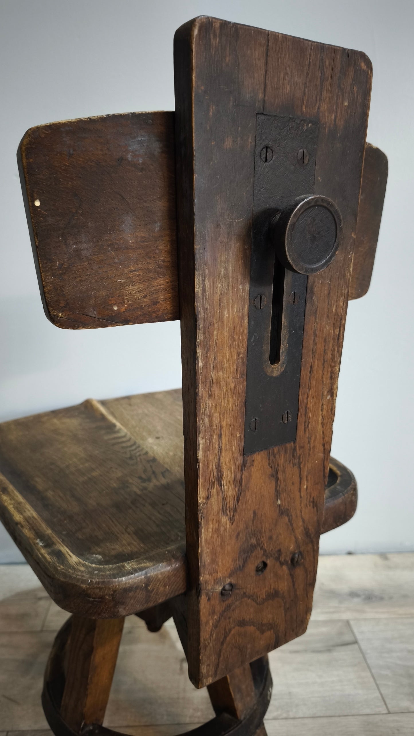 88668-2 Antico sgabello da scuola d'arte in legno massello di quercia