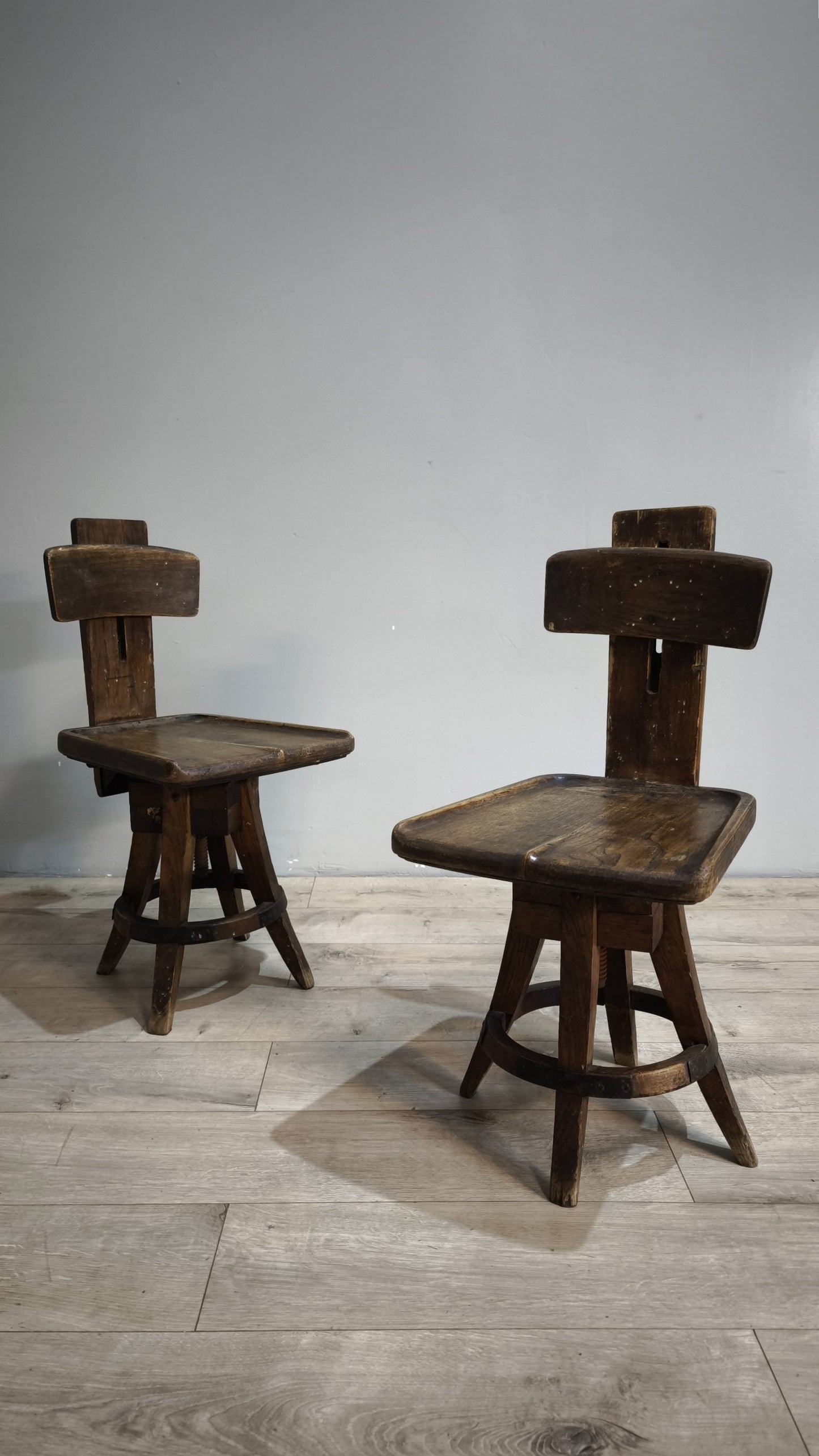 88668-2 Antico sgabello da scuola d'arte in legno massello di quercia