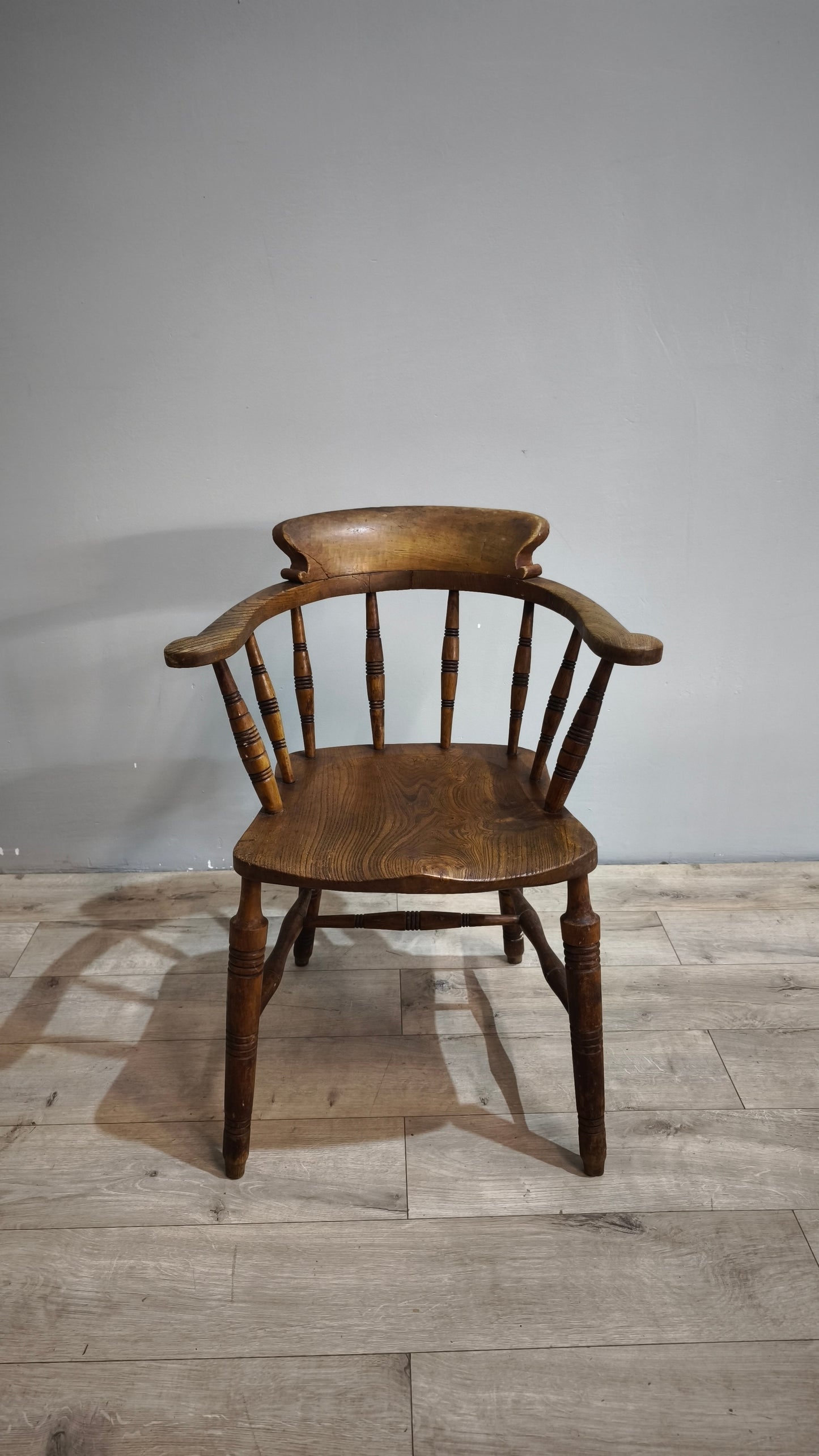 88669 Vecchia poltroncina in legno Glenister Maker Wycombe