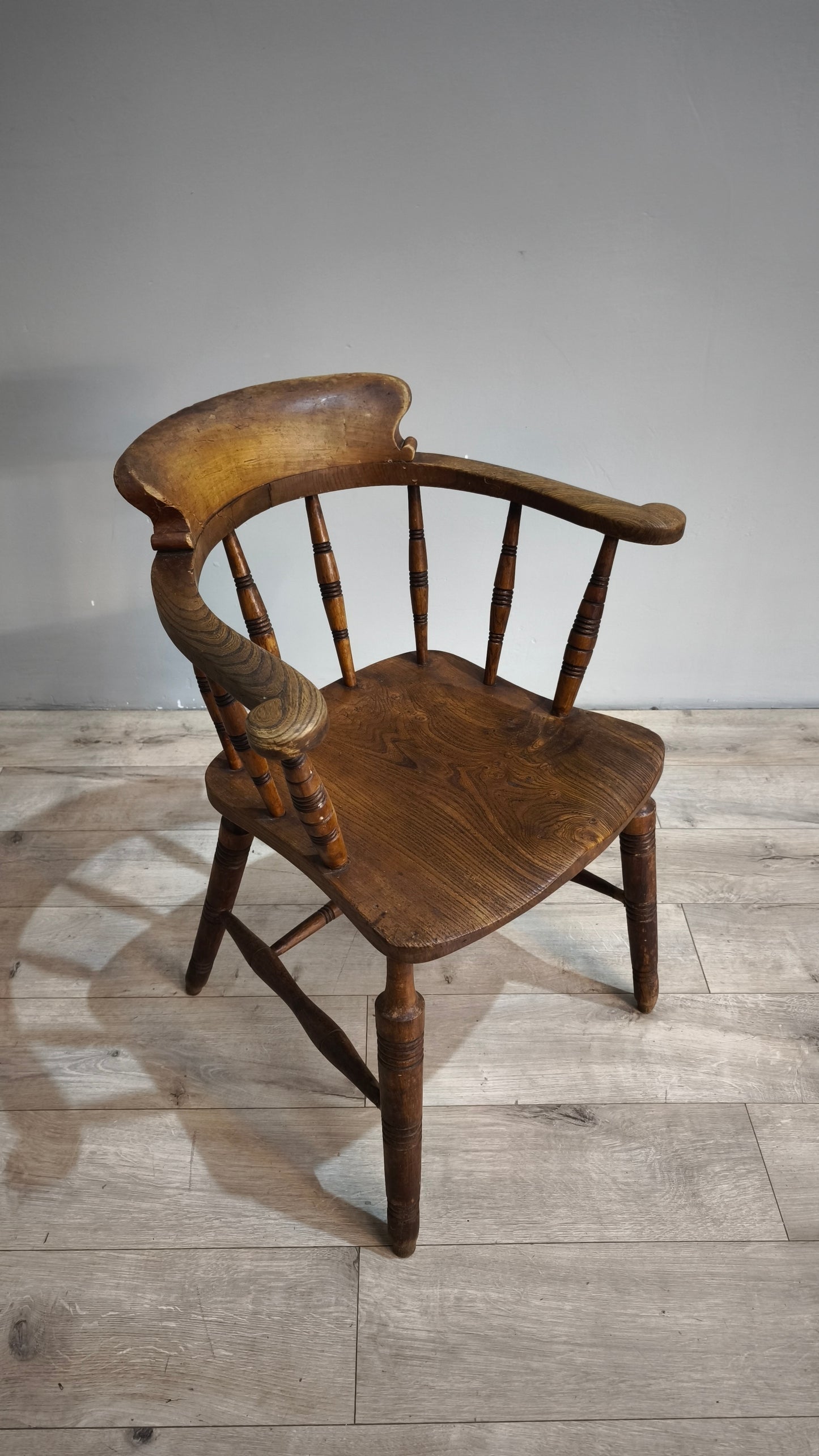 88669 Vecchia poltroncina in legno Glenister Maker Wycombe