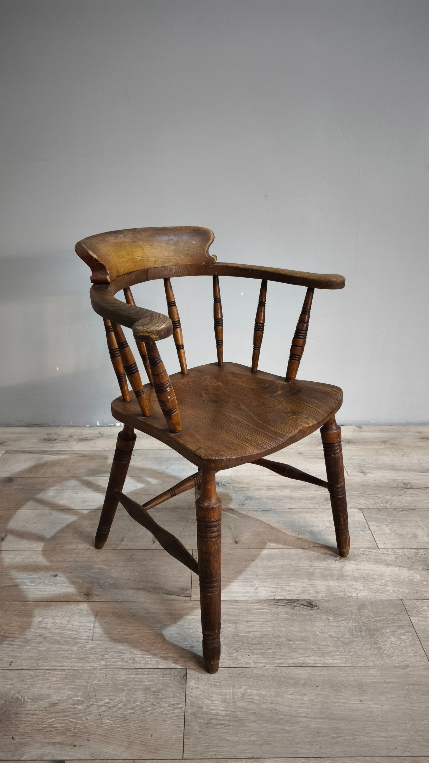 88669 Vecchia poltroncina in legno Glenister Maker Wycombe