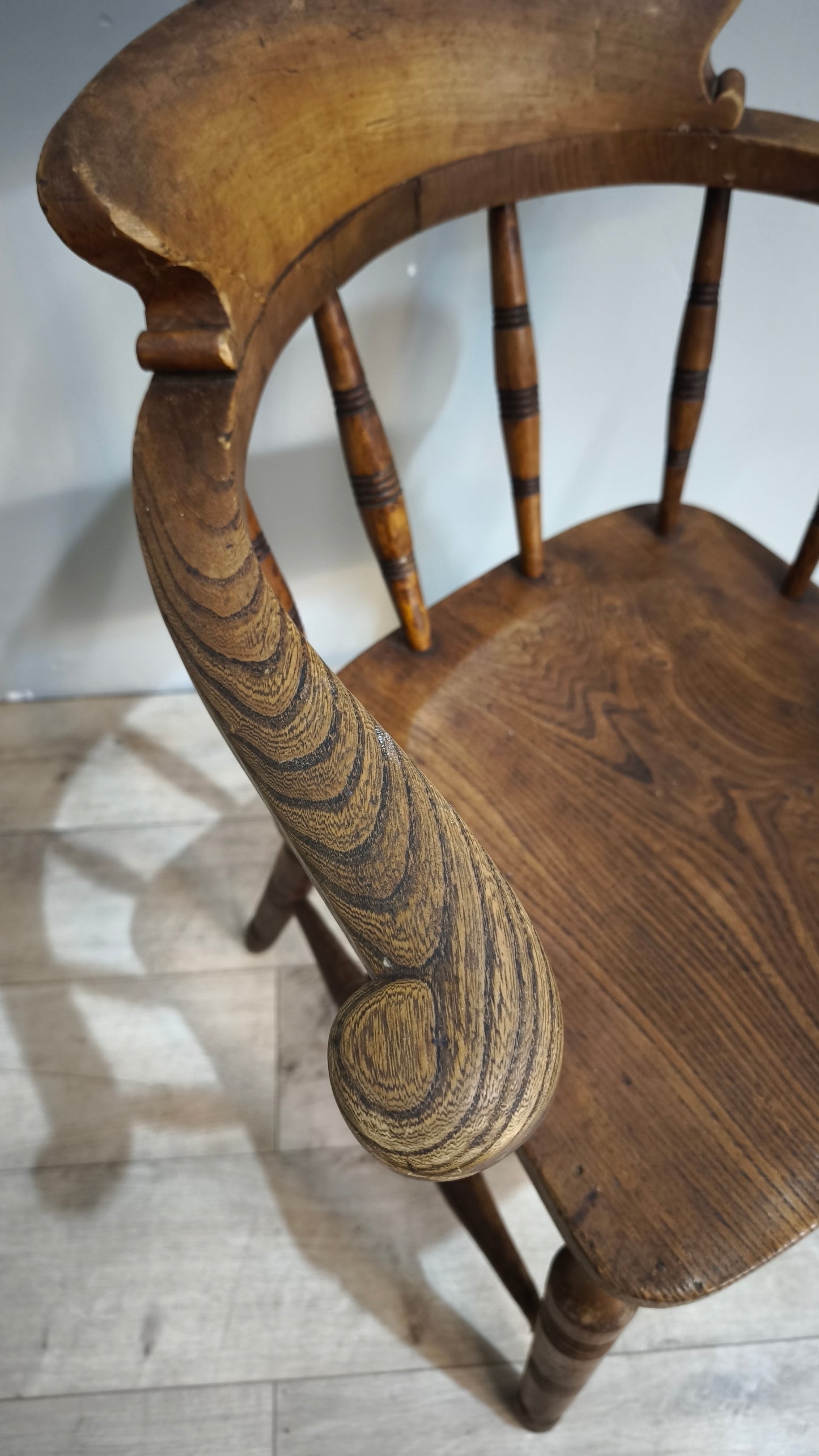 88669 Vecchia poltroncina in legno Glenister Maker Wycombe