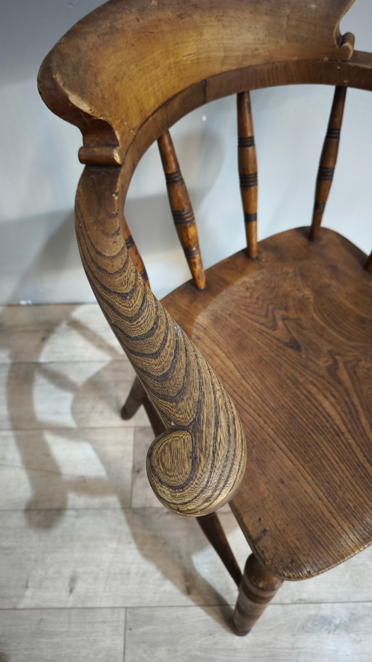 88669 Vecchia poltroncina in legno Glenister Maker Wycombe