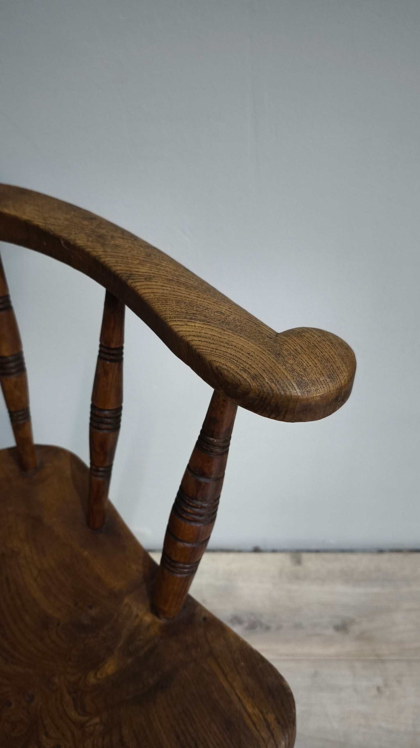 88669 Vecchia poltroncina in legno Glenister Maker Wycombe