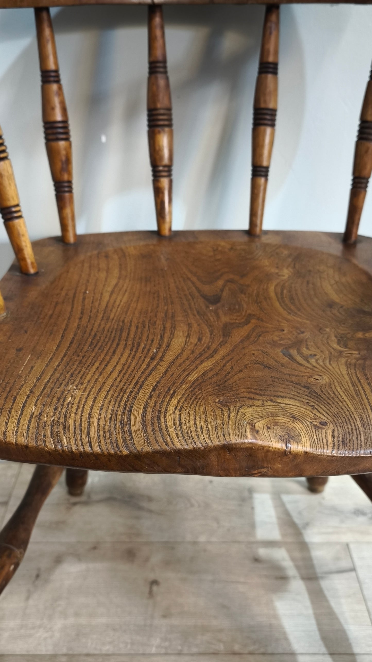 88669 Vecchia poltroncina in legno Glenister Maker Wycombe