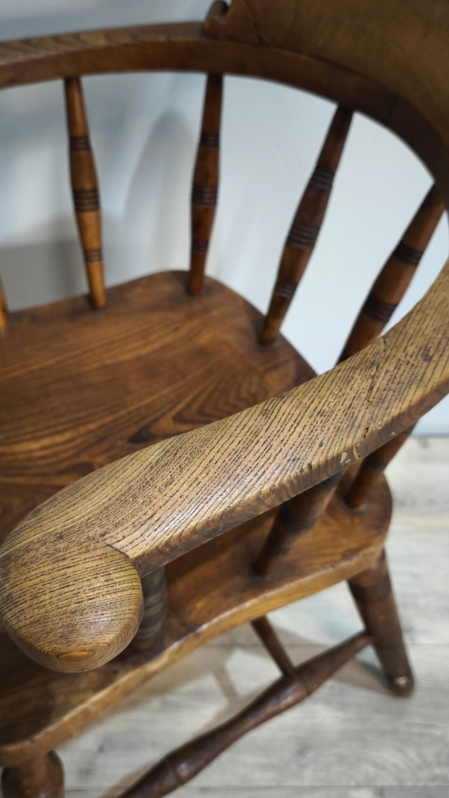 88669 Vecchia poltroncina in legno Glenister Maker Wycombe