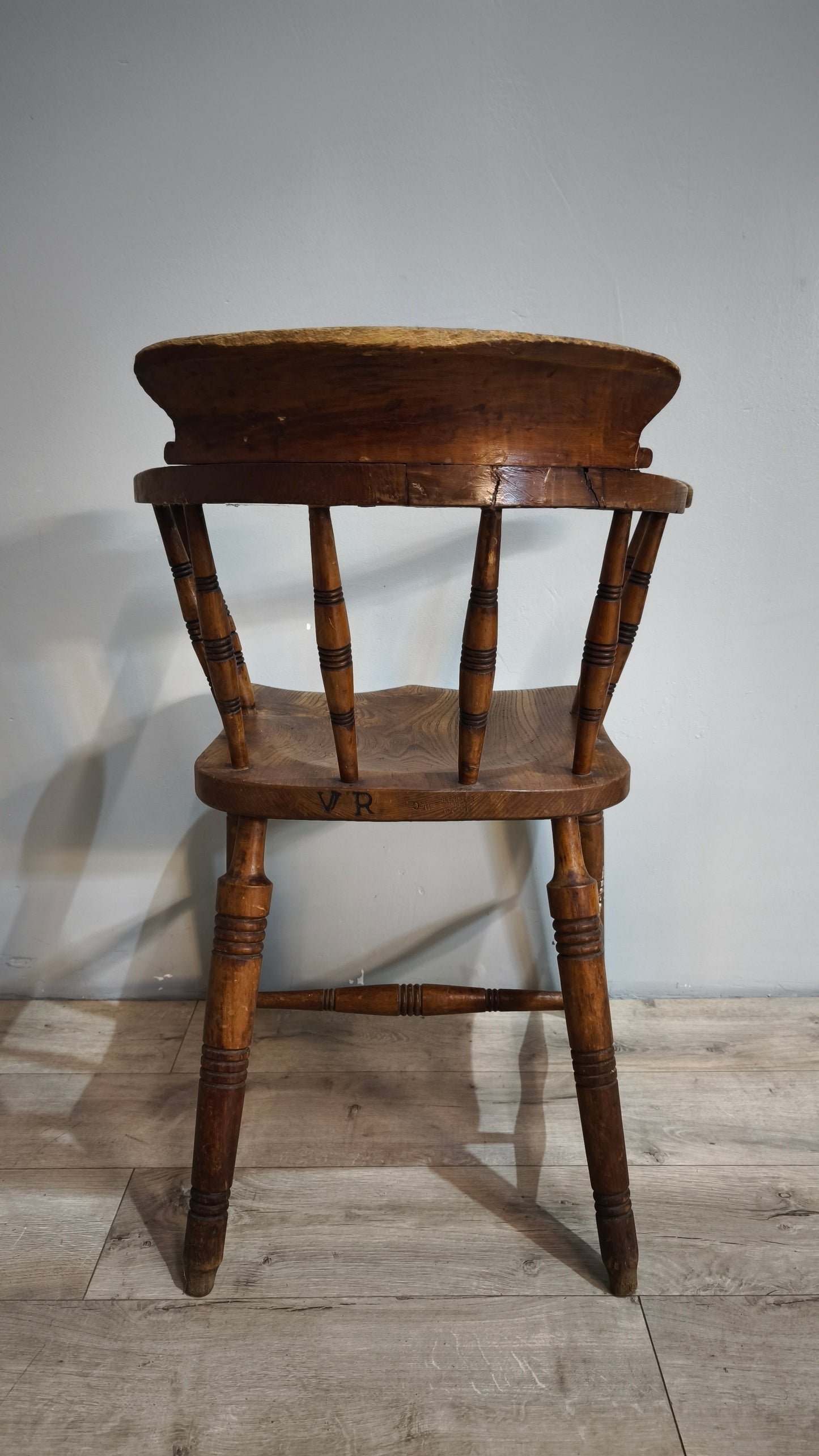 88669 Vecchia poltroncina in legno Glenister Maker Wycombe