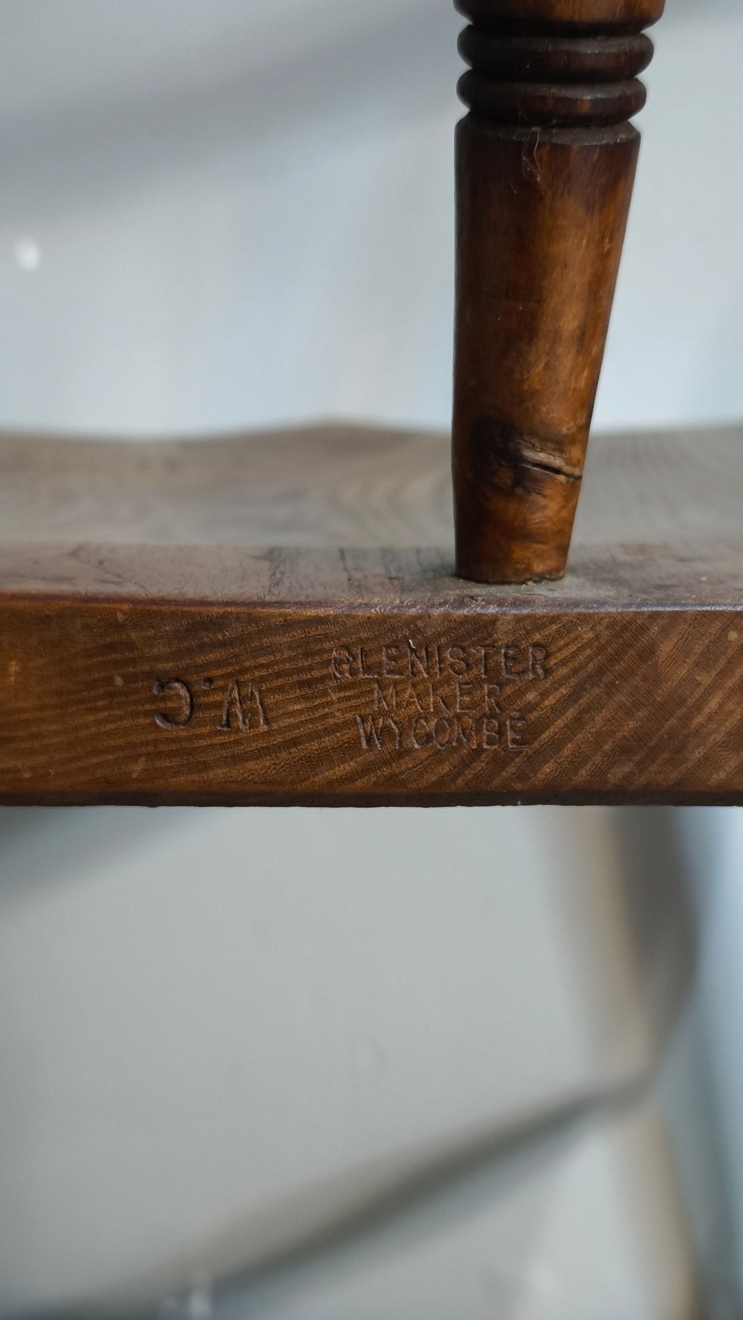 88669 Vecchia poltroncina in legno Glenister Maker Wycombe