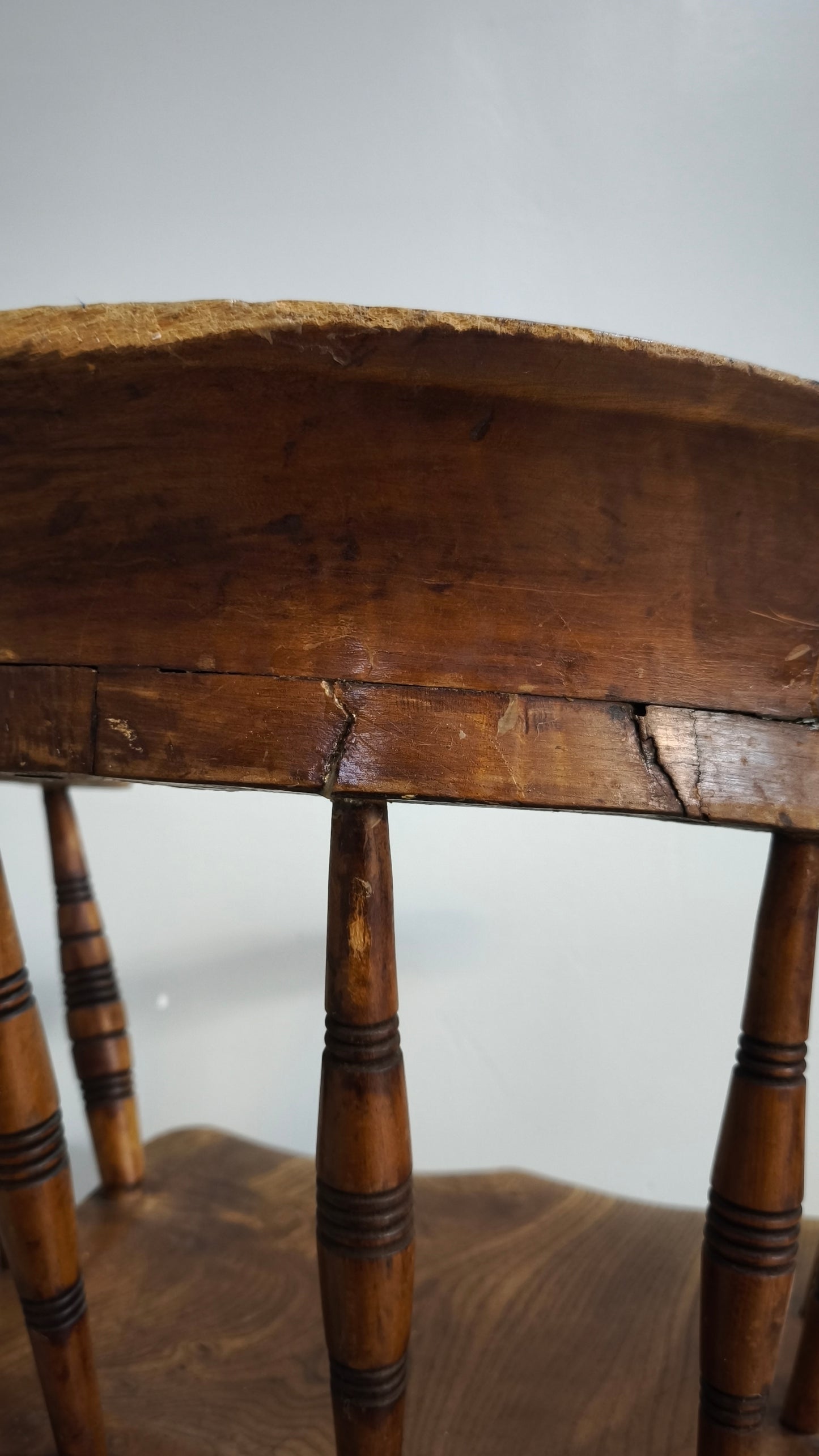 88669 Vecchia poltroncina in legno Glenister Maker Wycombe