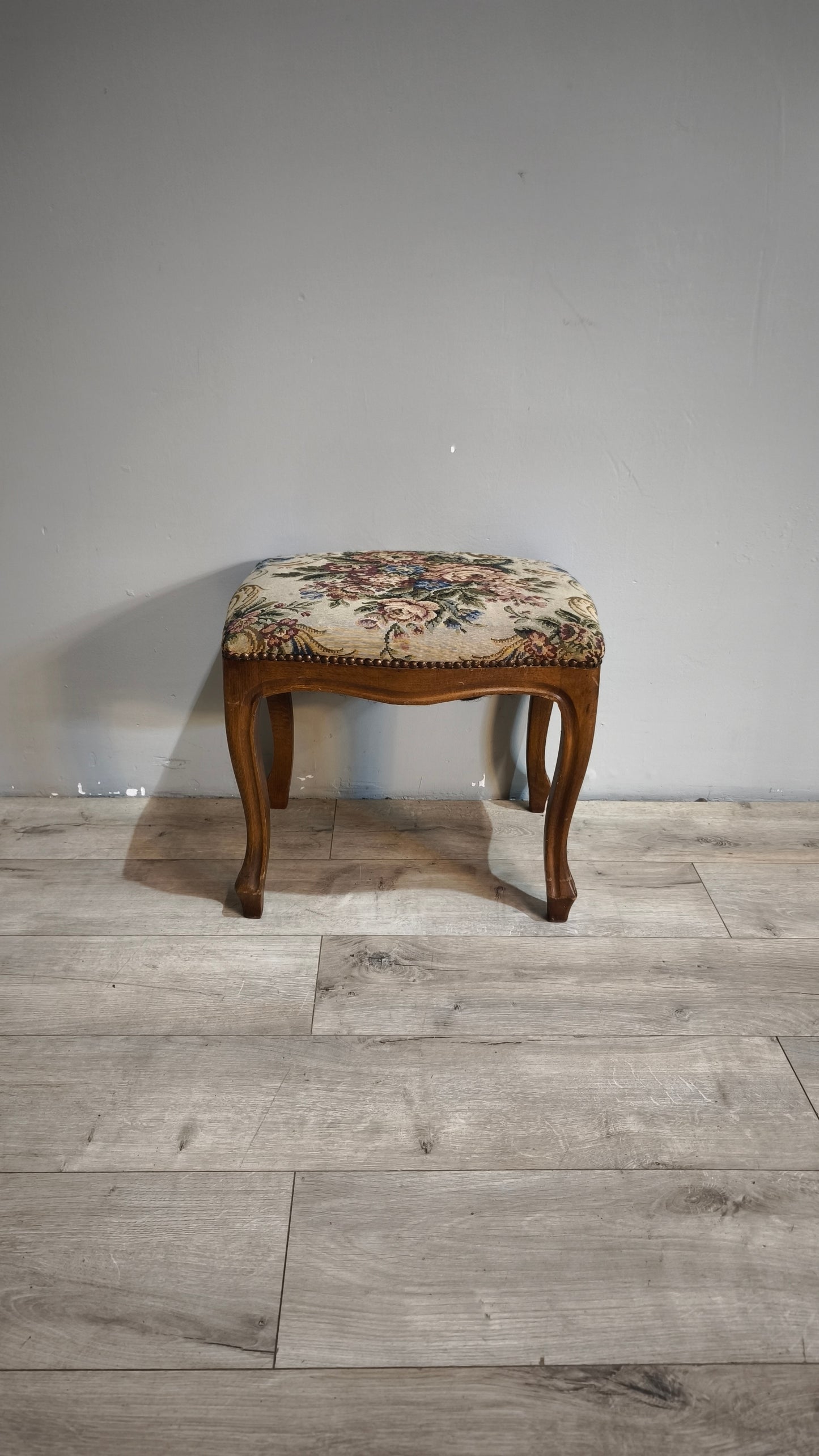 88679 Panchetto in legno con tappezzeria a fiori