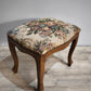 88679 Panchetto in legno con tappezzeria a fiori