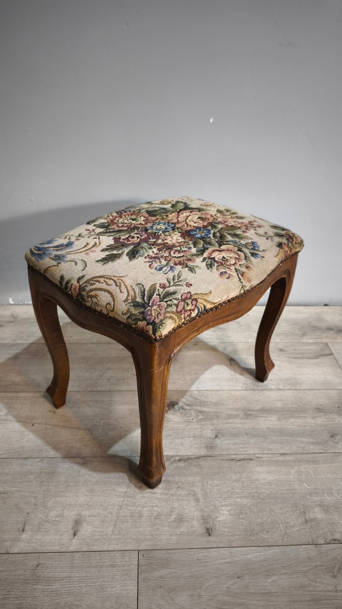 88679 Panchetto in legno con tappezzeria a fiori