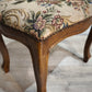 88679 Panchetto in legno con tappezzeria a fiori