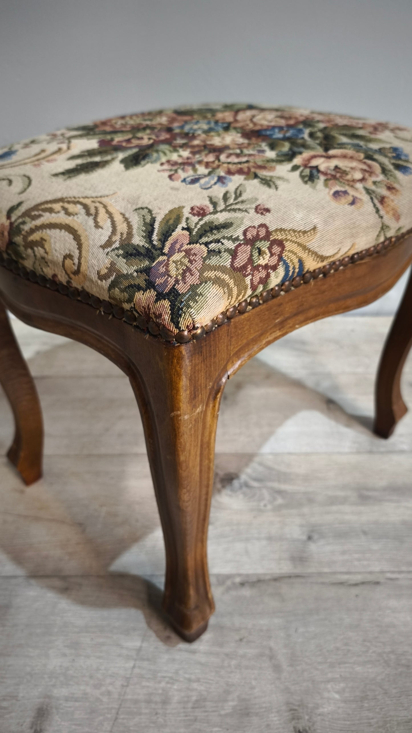 88679 Panchetto in legno con tappezzeria a fiori