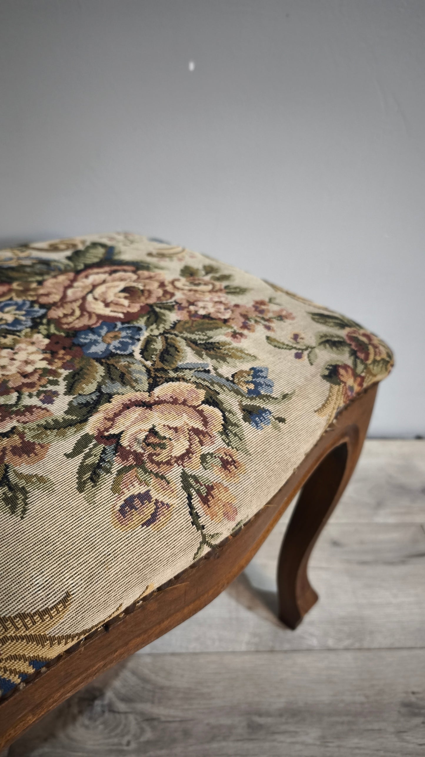 88679 Panchetto in legno con tappezzeria a fiori