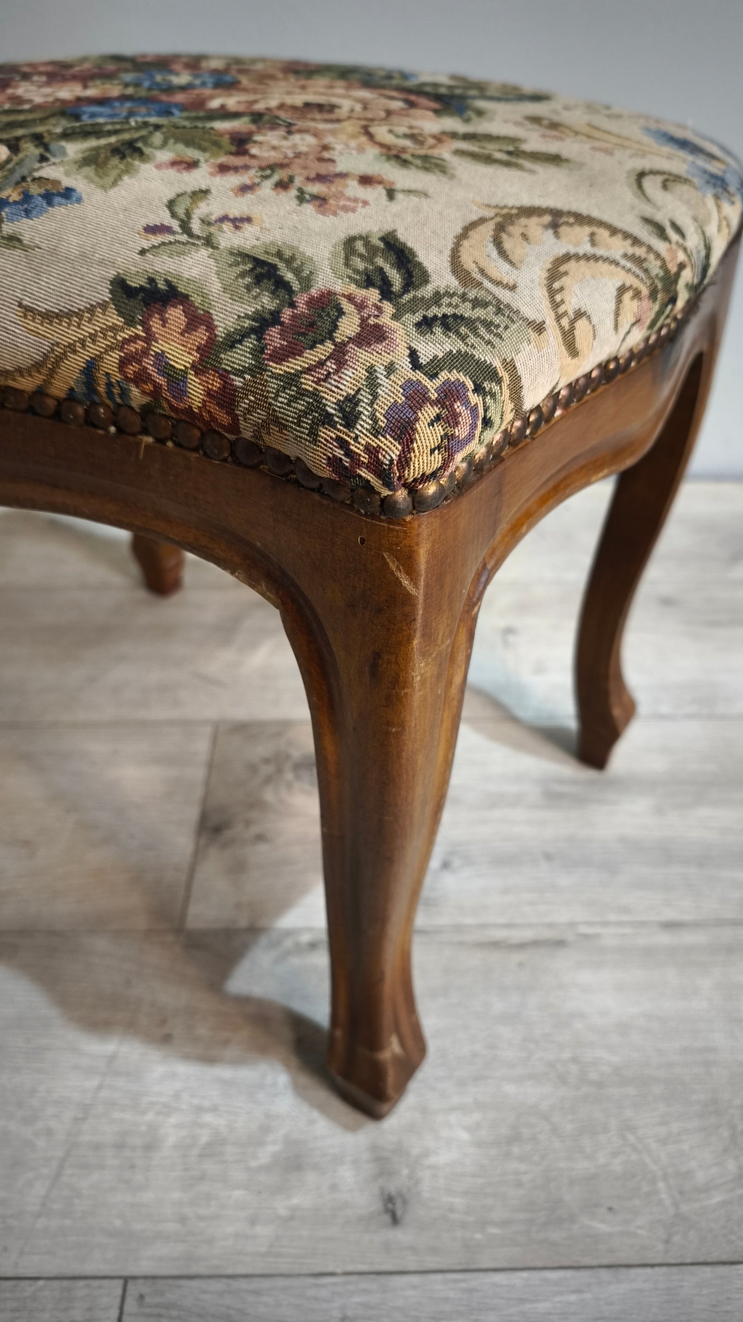 88679 Panchetto in legno con tappezzeria a fiori