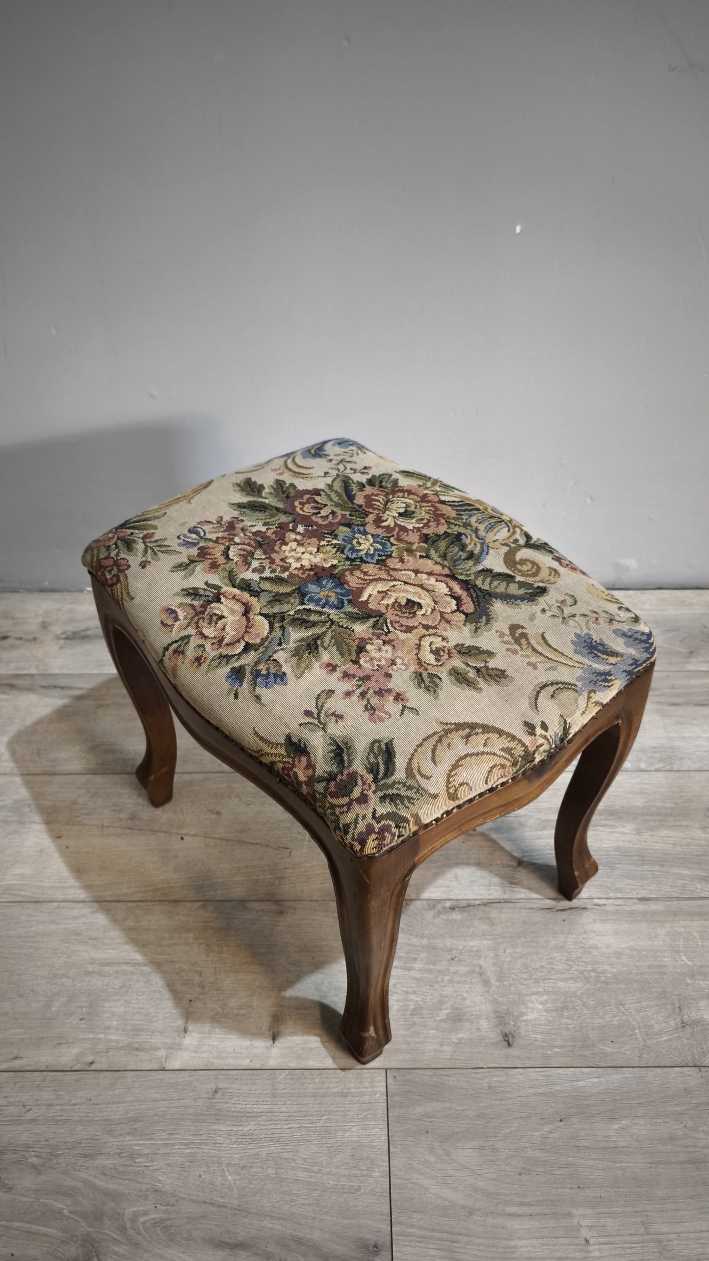 88679 Panchetto in legno con tappezzeria a fiori