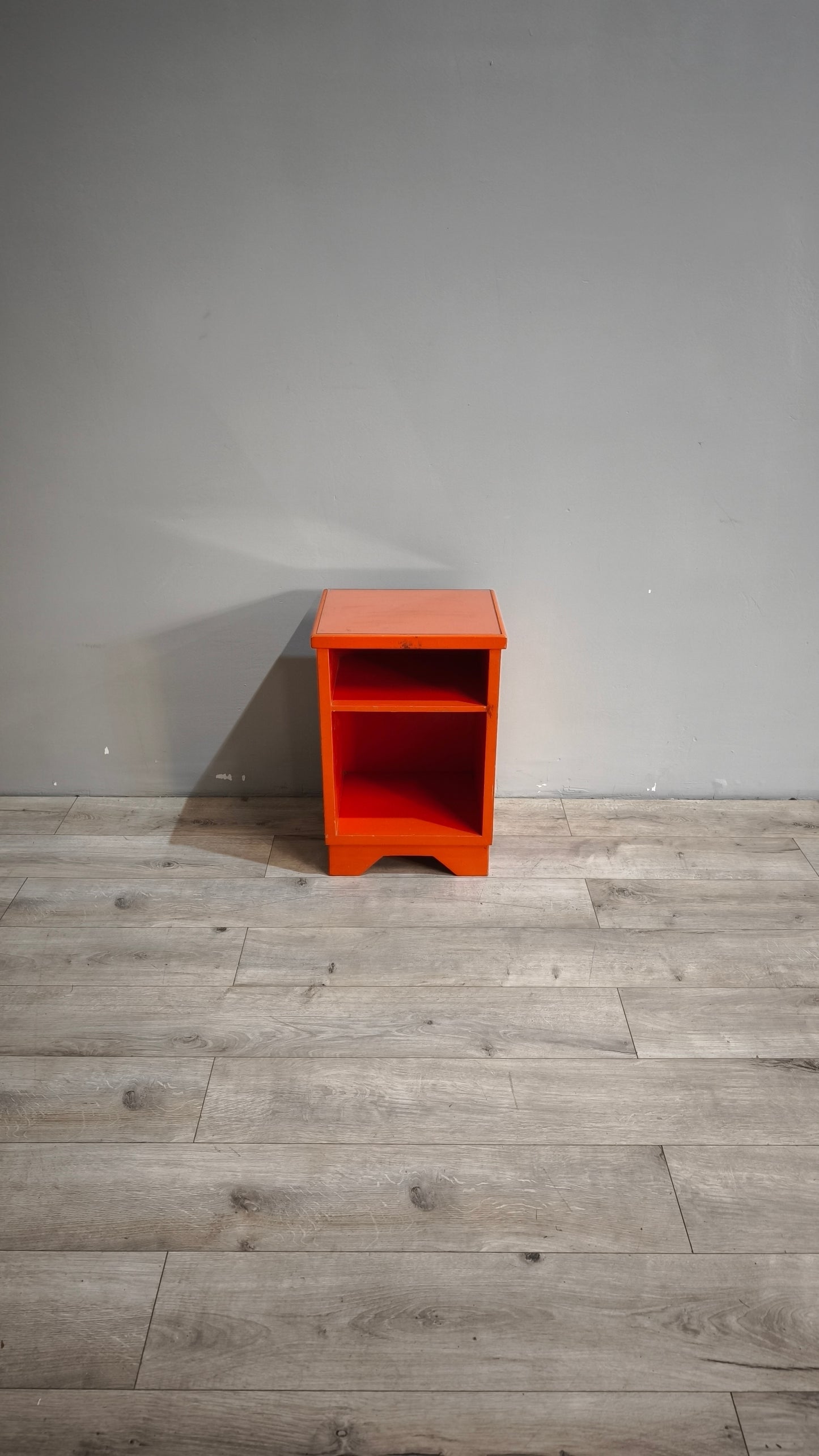 88673 Comodino a giorno color arancio