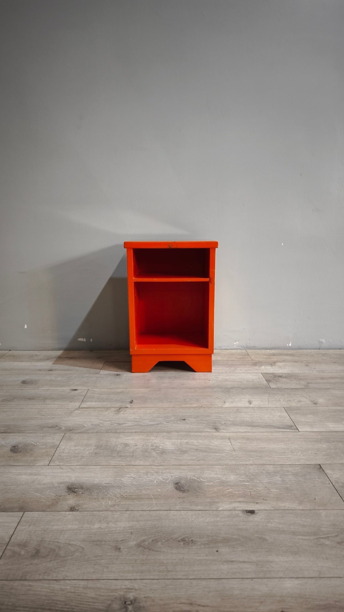 88673 Comodino a giorno color arancio