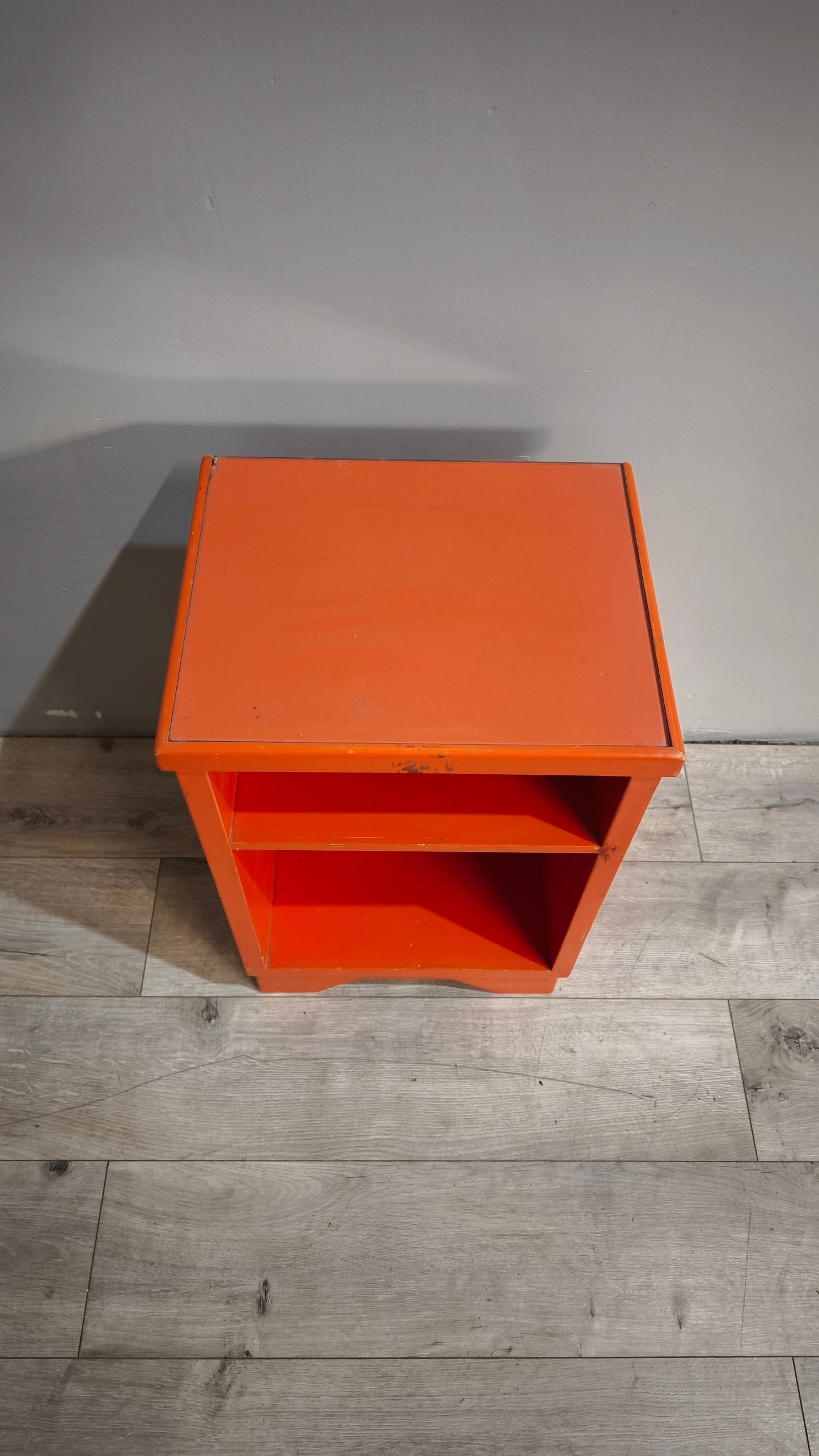 88673 Comodino a giorno color arancio