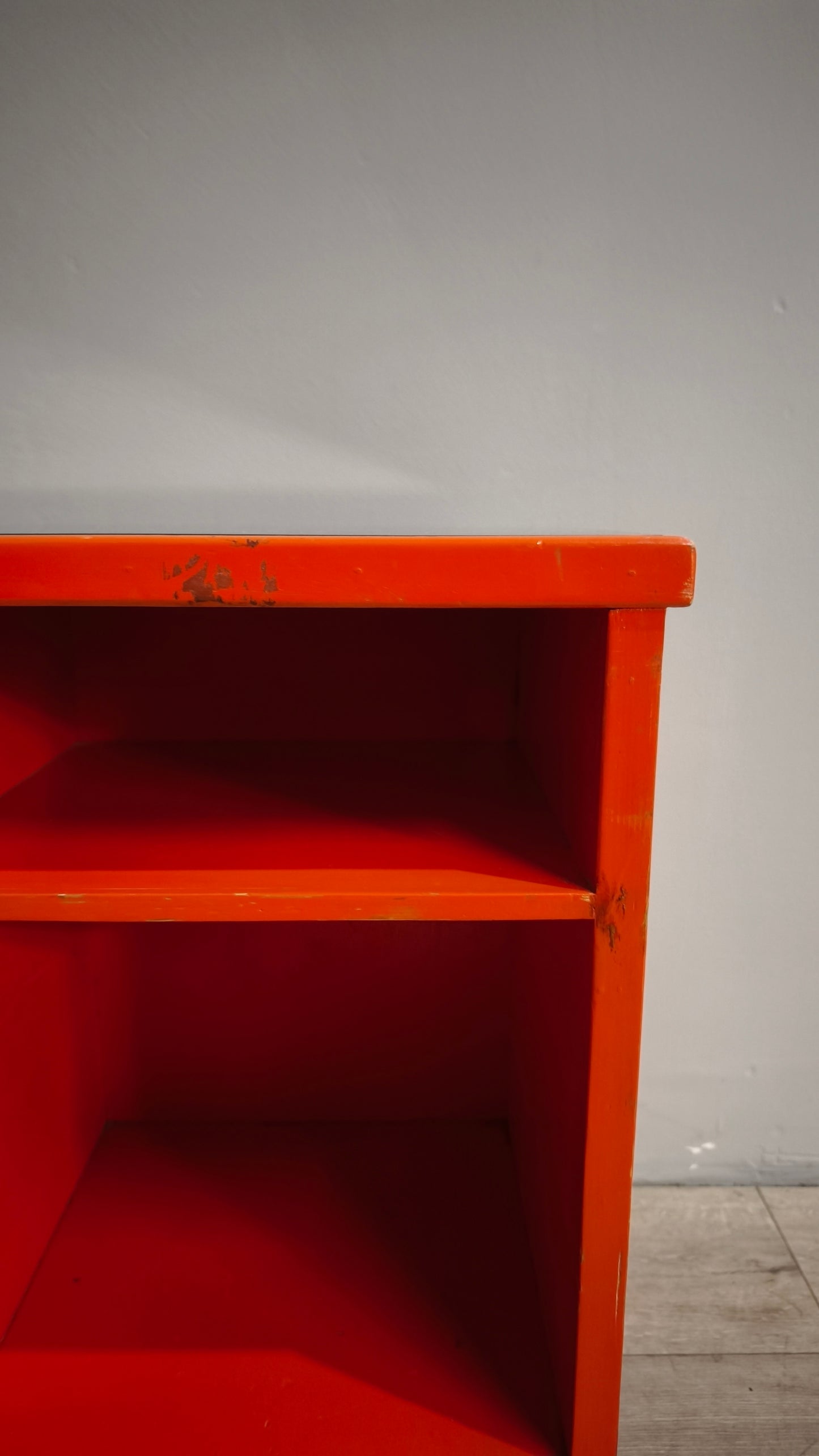 88673 Comodino a giorno color arancio
