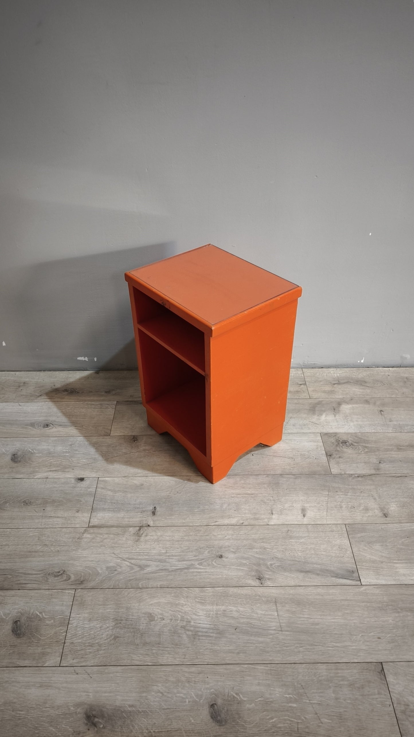 88673 Comodino a giorno color arancio
