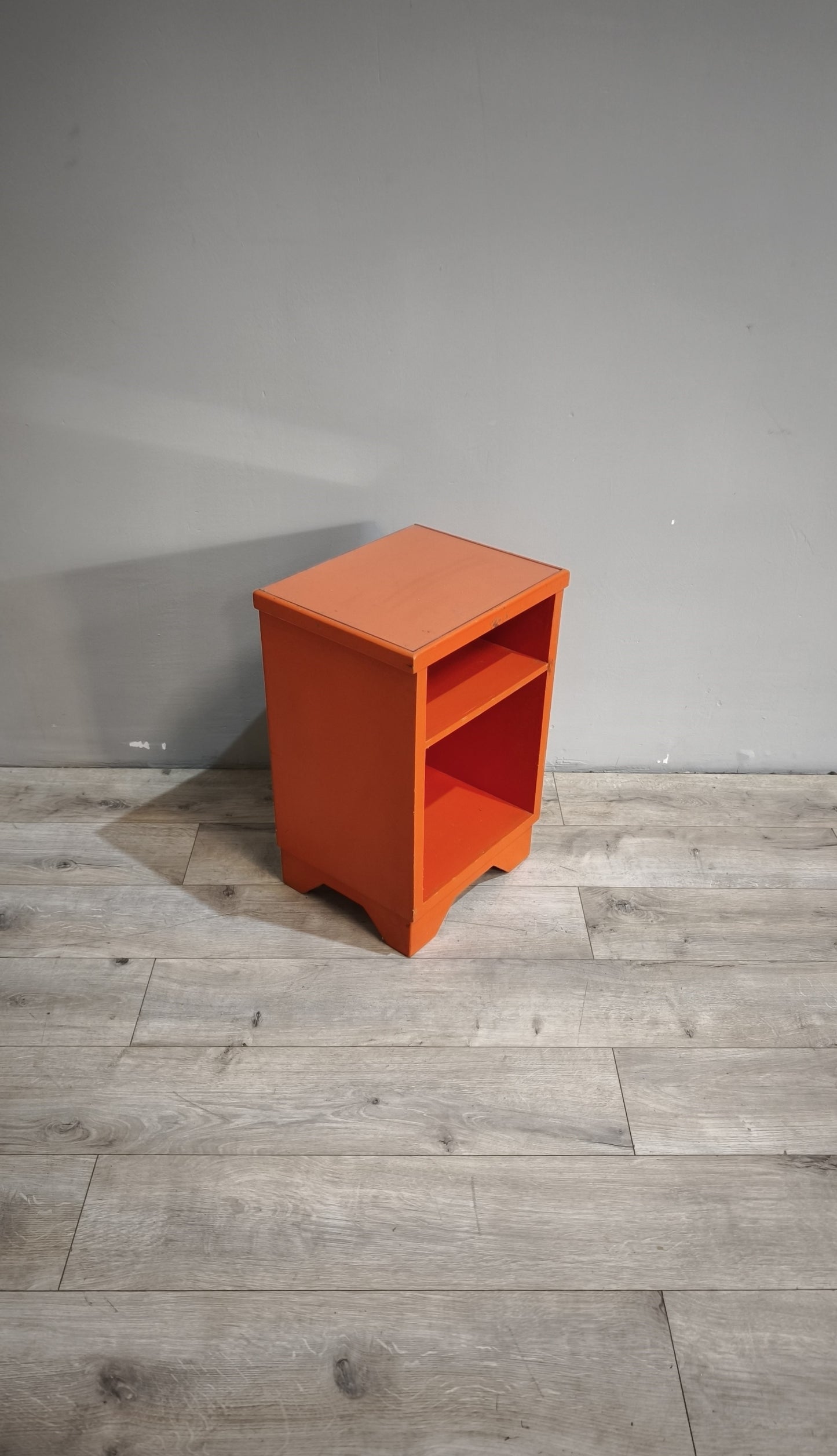88673 Comodino a giorno color arancio