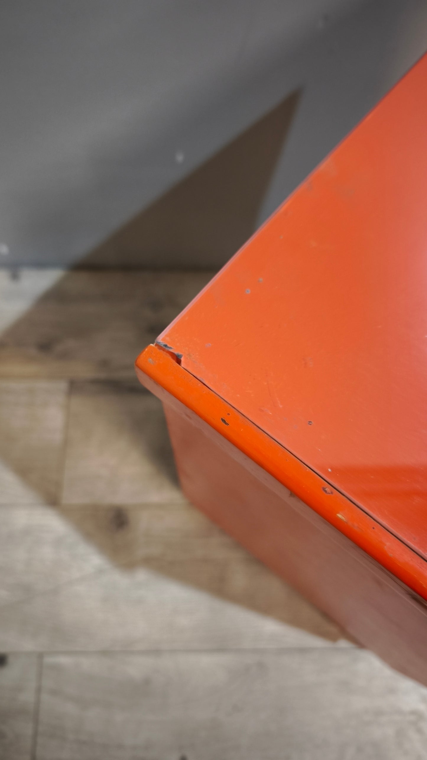 88673 Comodino a giorno color arancio
