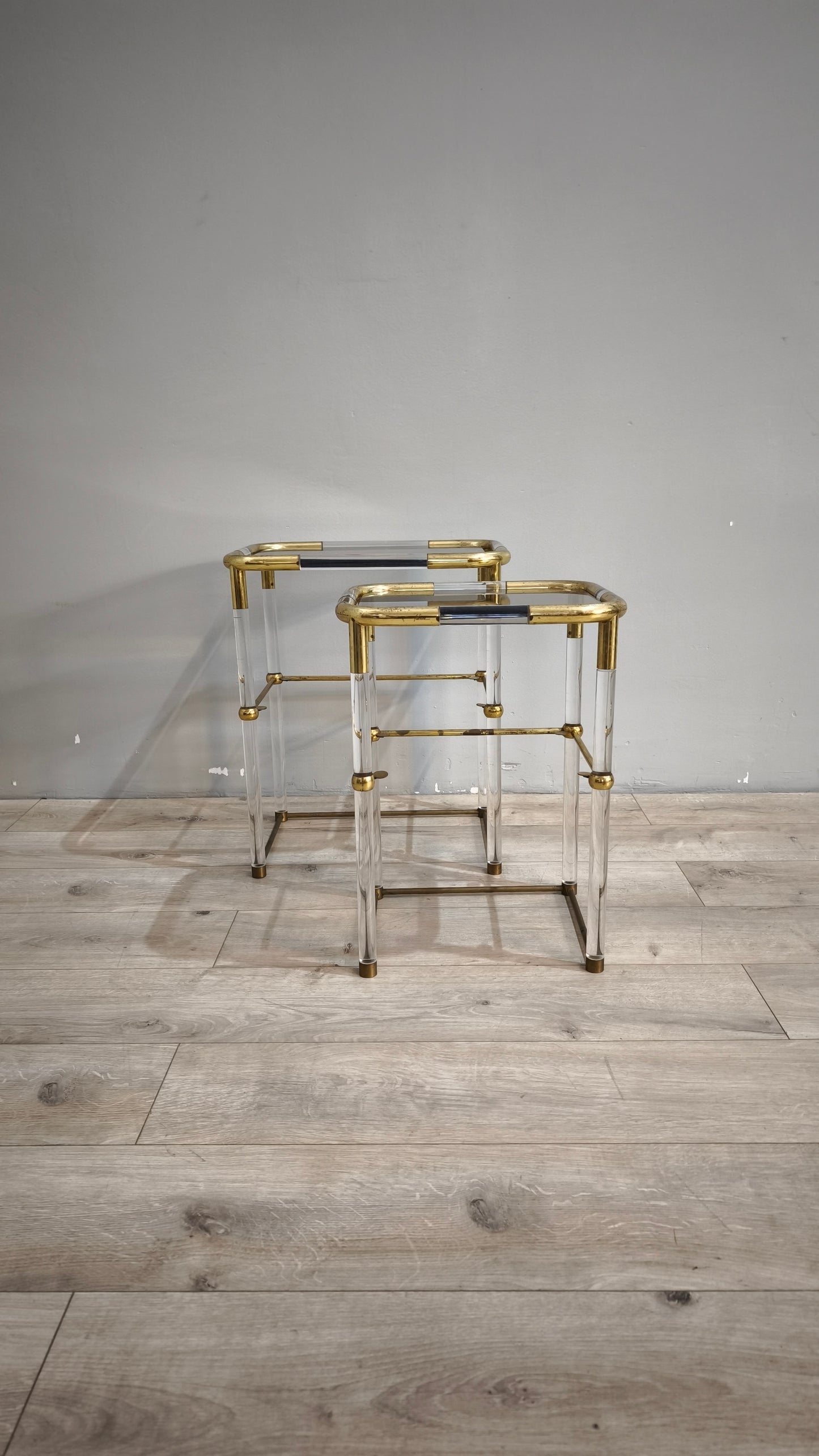 88546 Set n 2 tavolini in ottone e vetro con dettagli in plexiglass