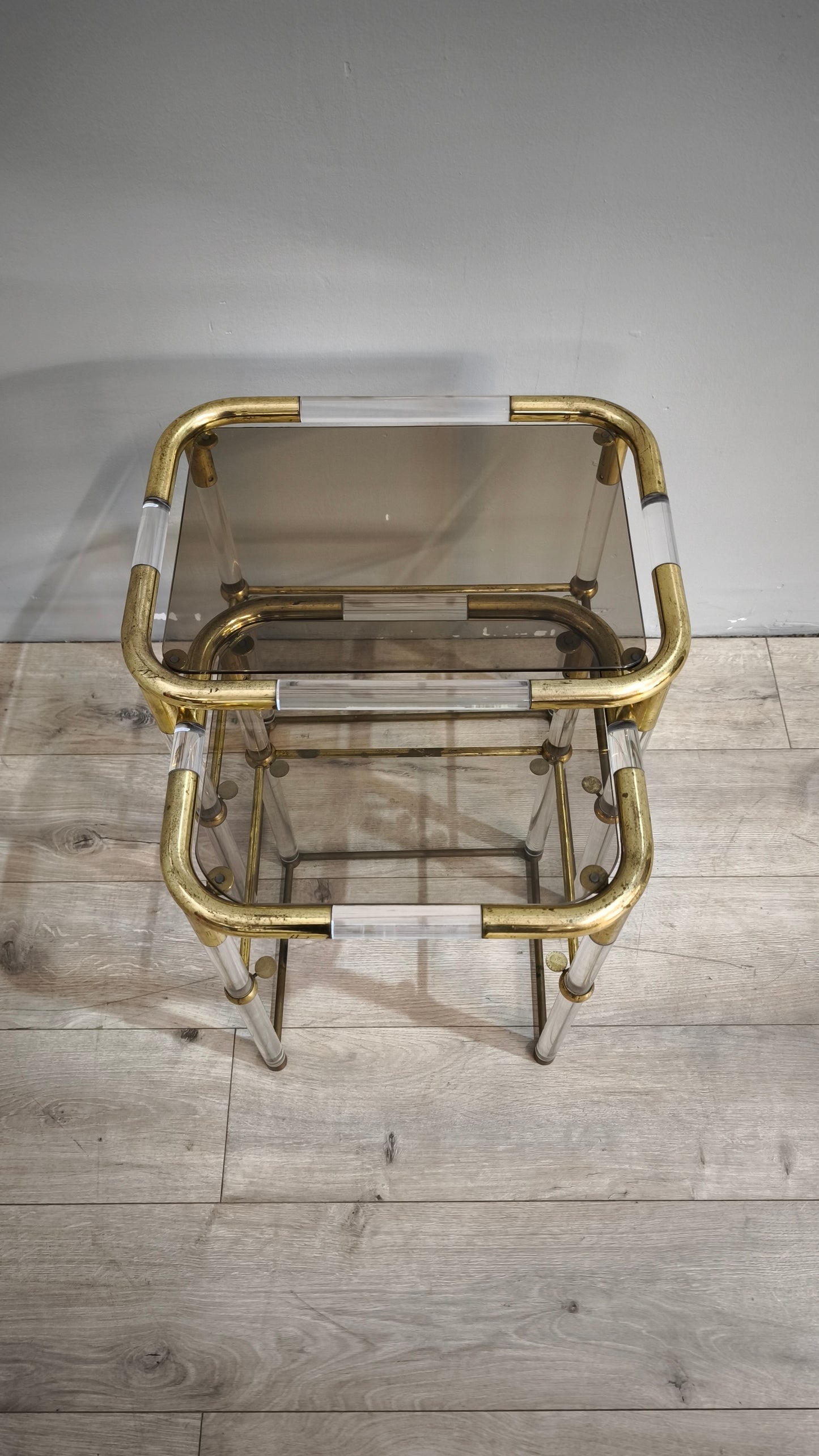 88546 Set n 2 tavolini in ottone e vetro con dettagli in plexiglass