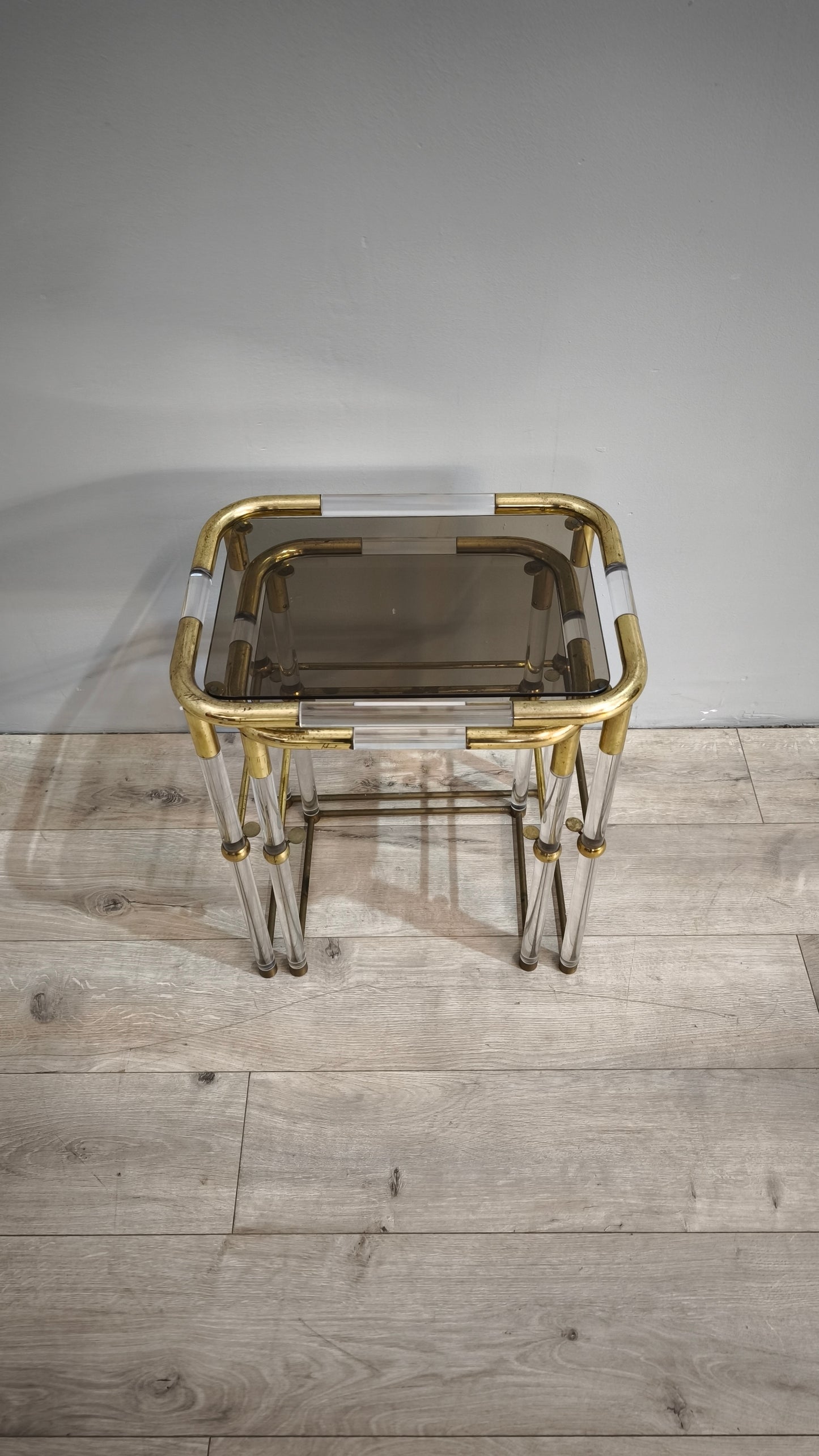 88546 Set n 2 tavolini in ottone e vetro con dettagli in plexiglass