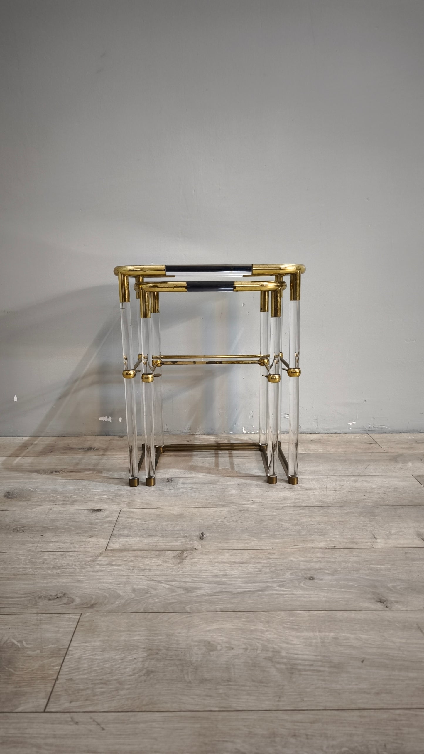 88546 Set n 2 tavolini in ottone e vetro con dettagli in plexiglass