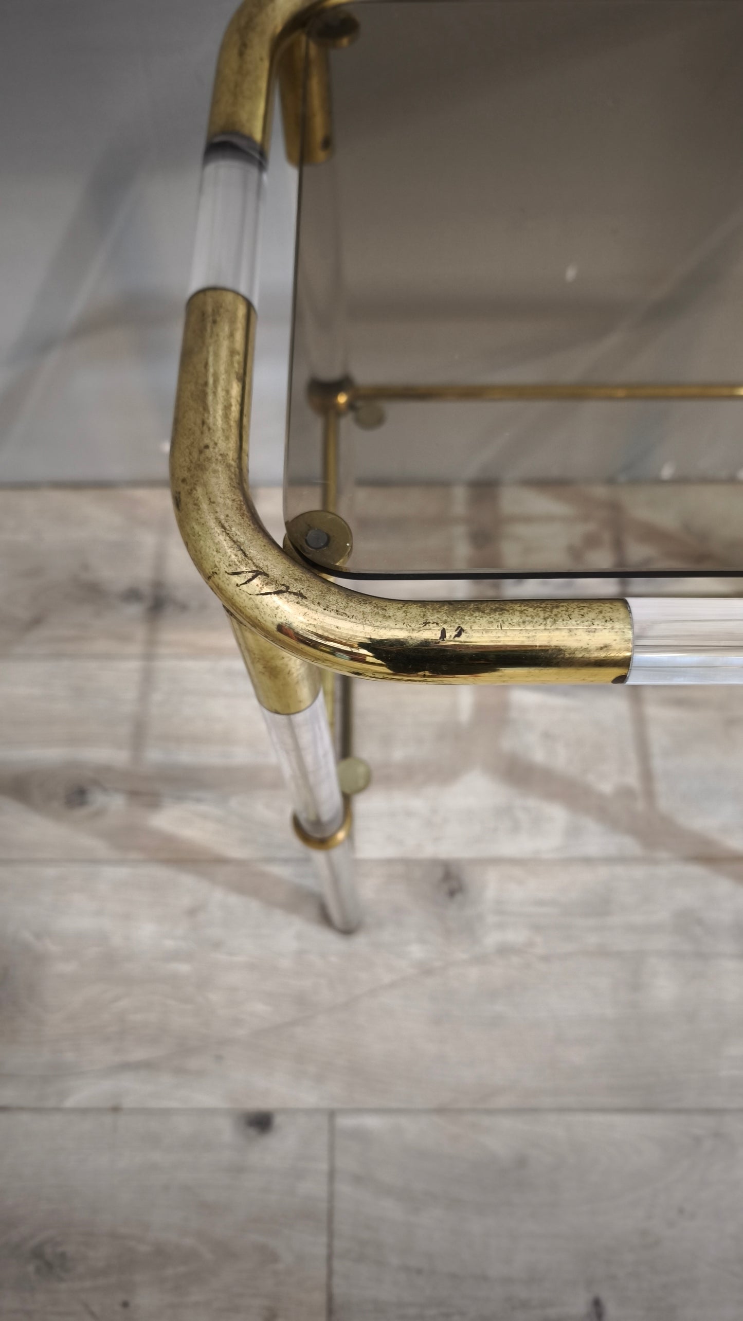 88546 Set n 2 tavolini in ottone e vetro con dettagli in plexiglass