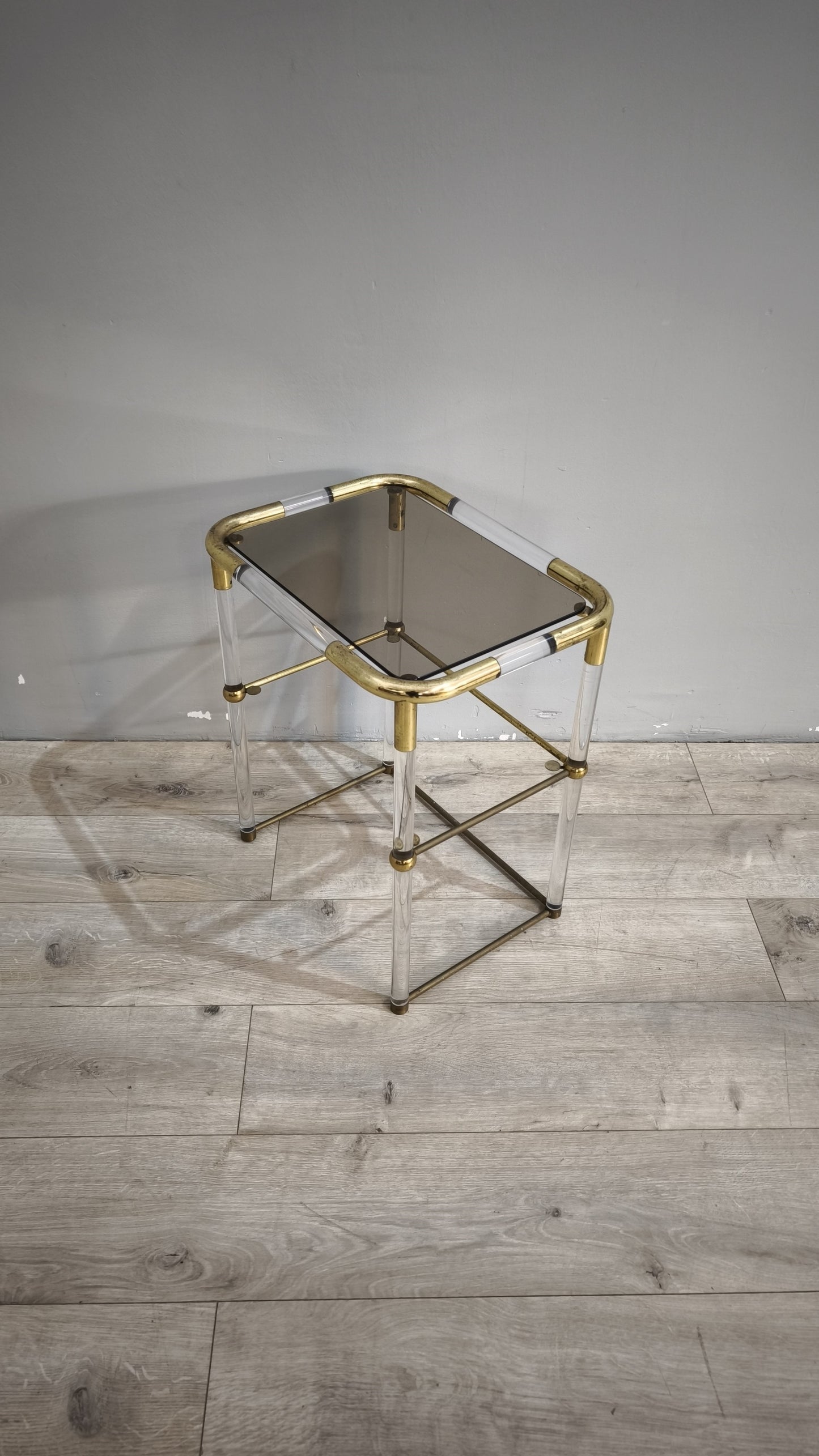 88546 Set n 2 tavolini in ottone e vetro con dettagli in plexiglass