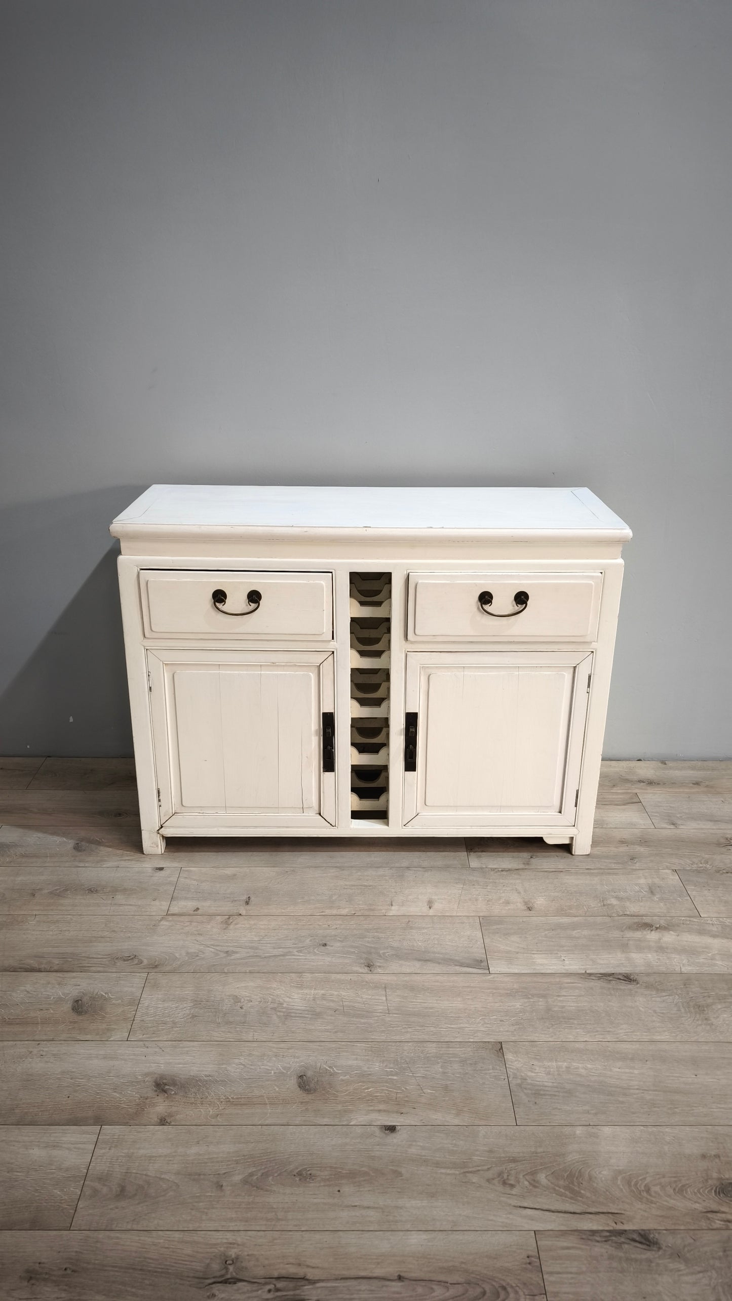 88705 Credenzina bianca due sportelli con portabottiglie