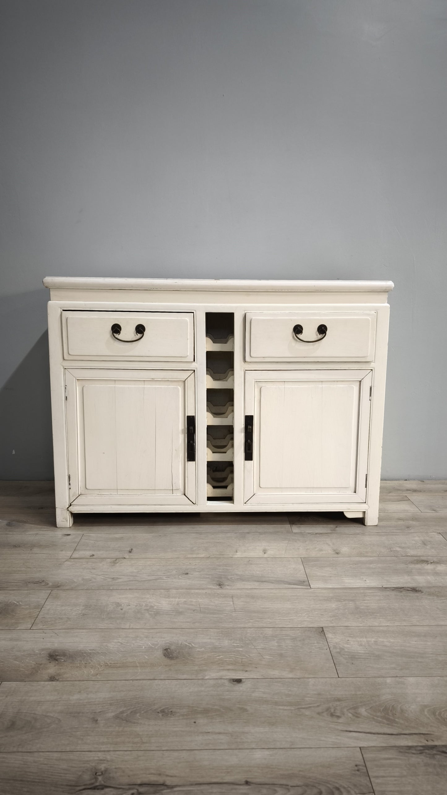 88705 Credenzina bianca due sportelli con portabottiglie