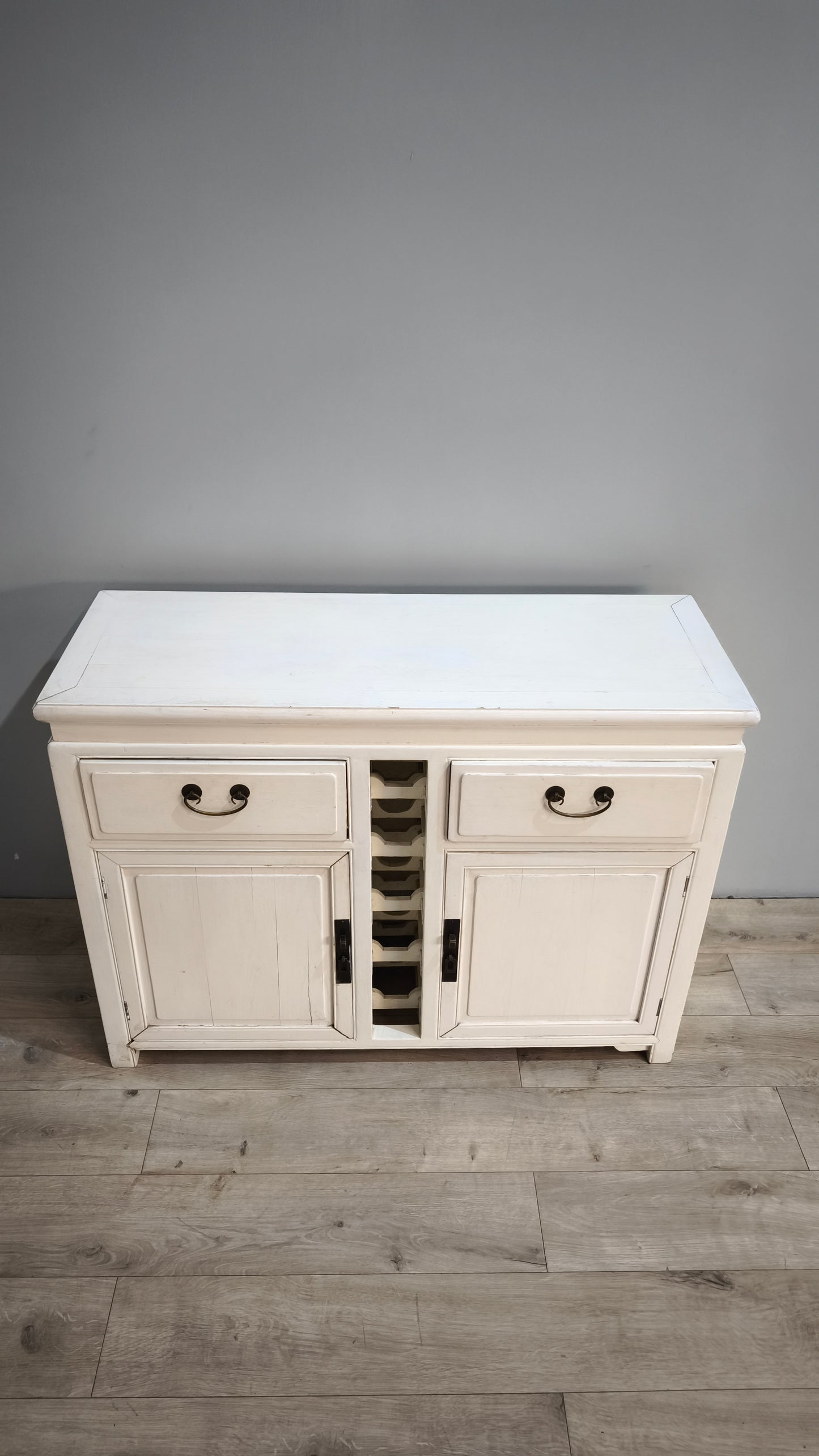 88705 Credenzina bianca due sportelli con portabottiglie