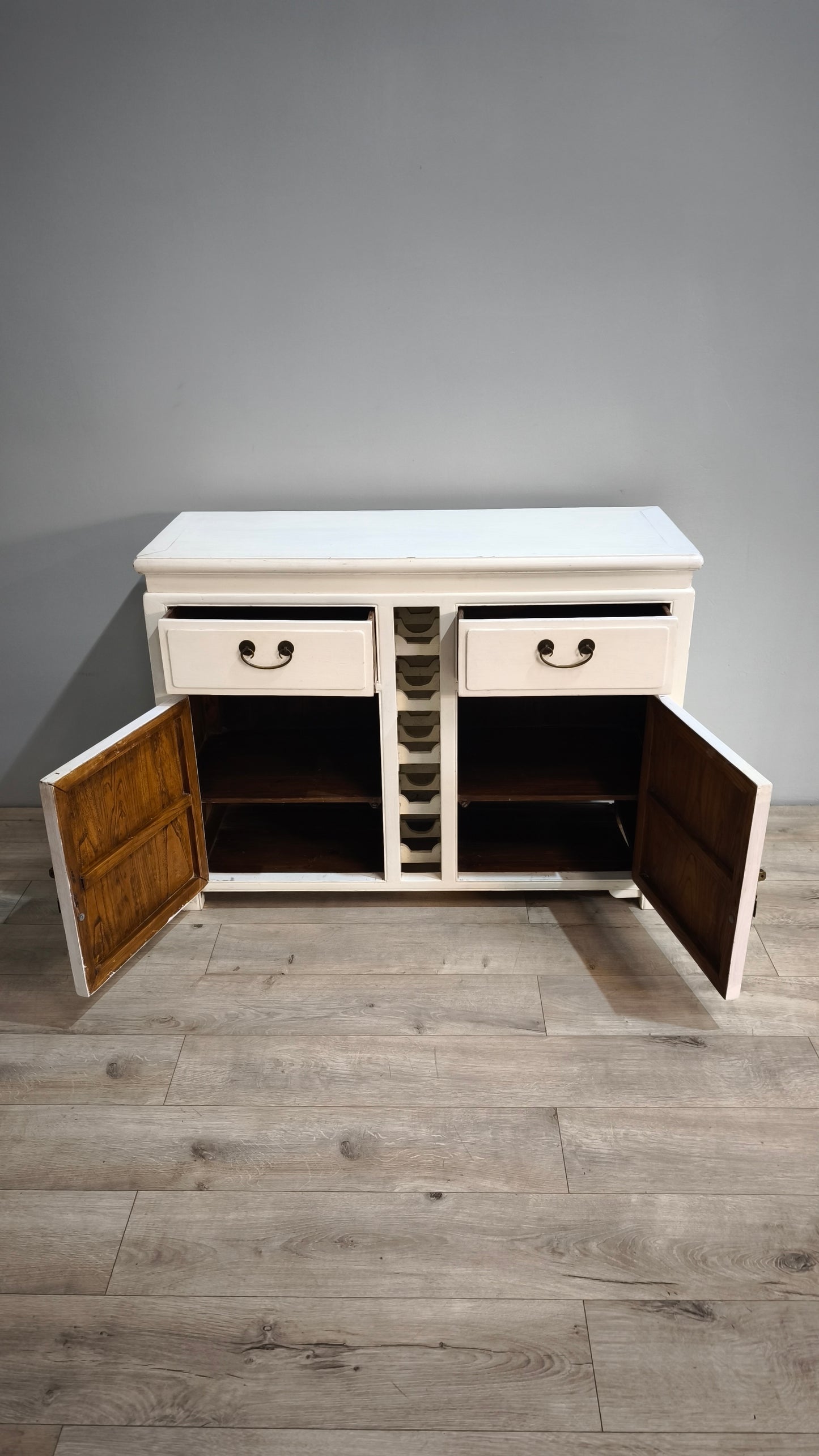 88705 Credenzina bianca due sportelli con portabottiglie
