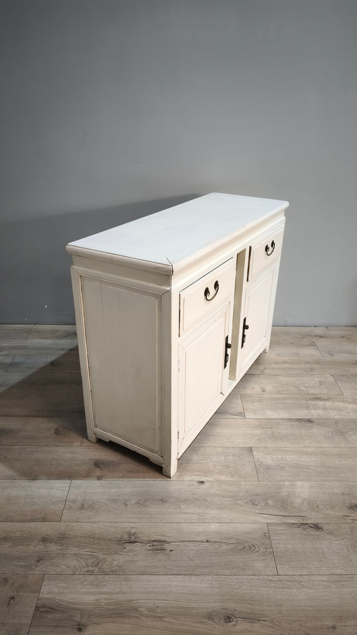 88705 Credenzina bianca due sportelli con portabottiglie