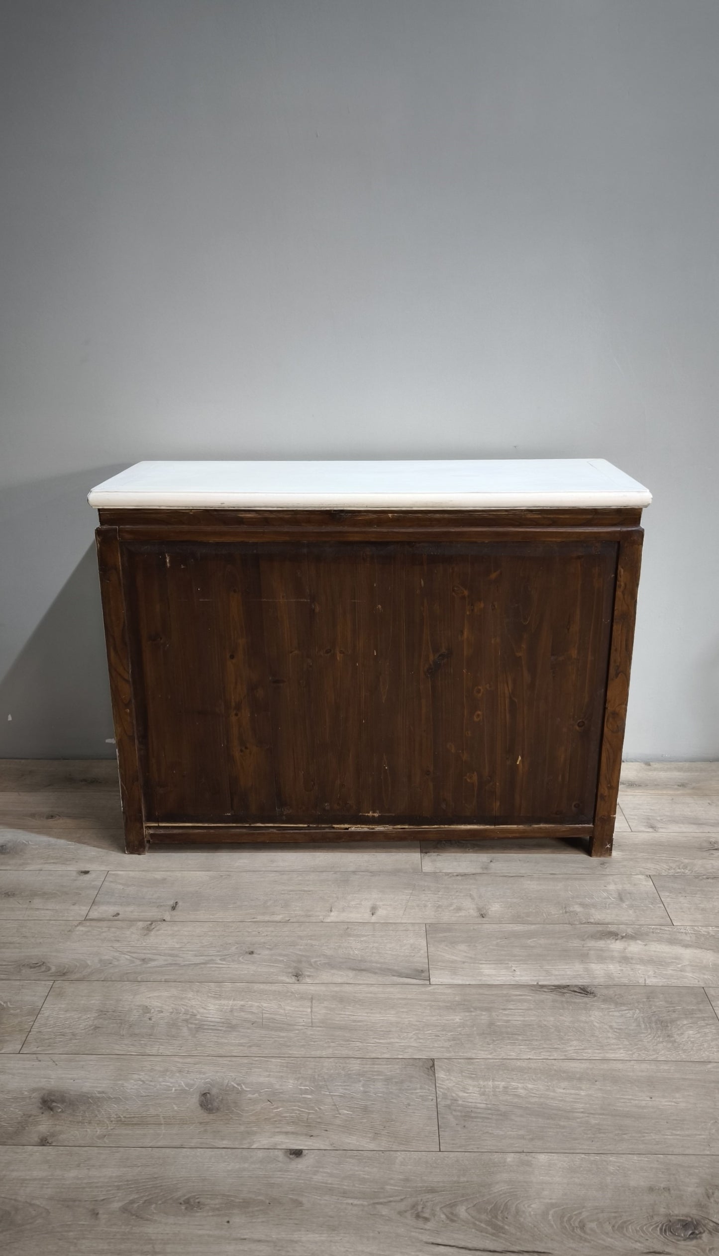 88705 Credenzina bianca due sportelli con portabottiglie