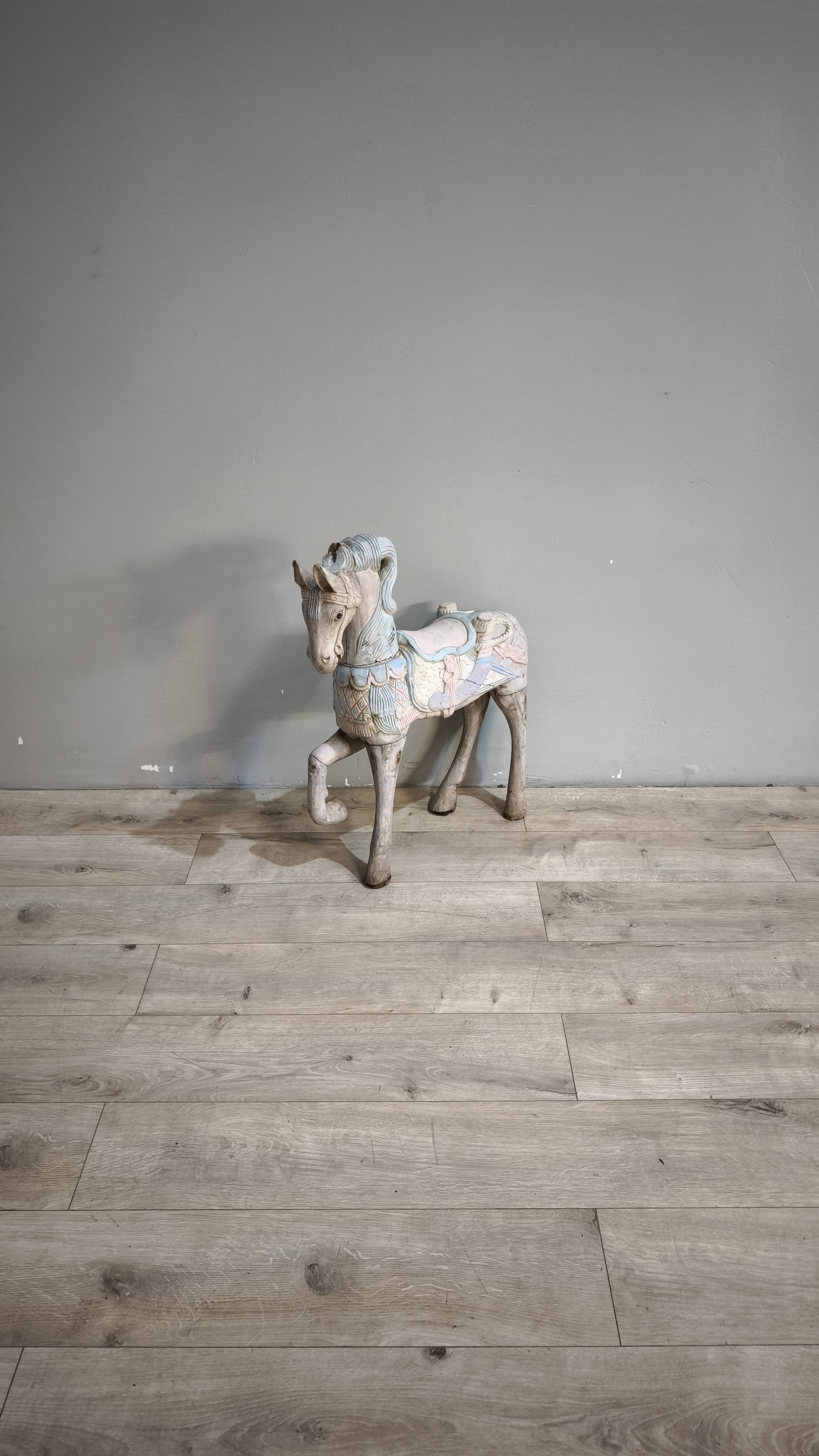 88545 Cavallino da giostra vintage in legno intagliato