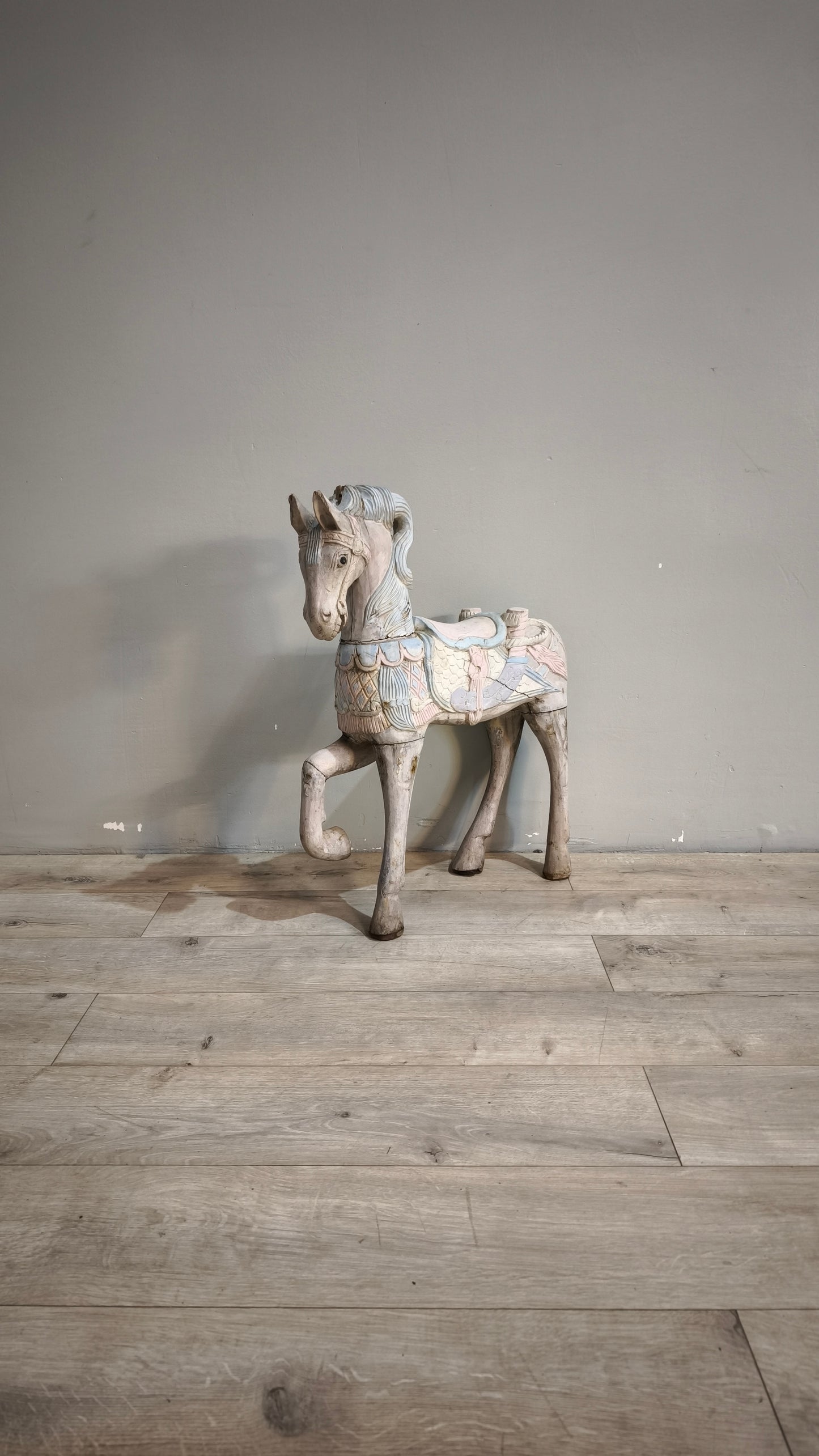 88545 Cavallino da giostra vintage in legno intagliato