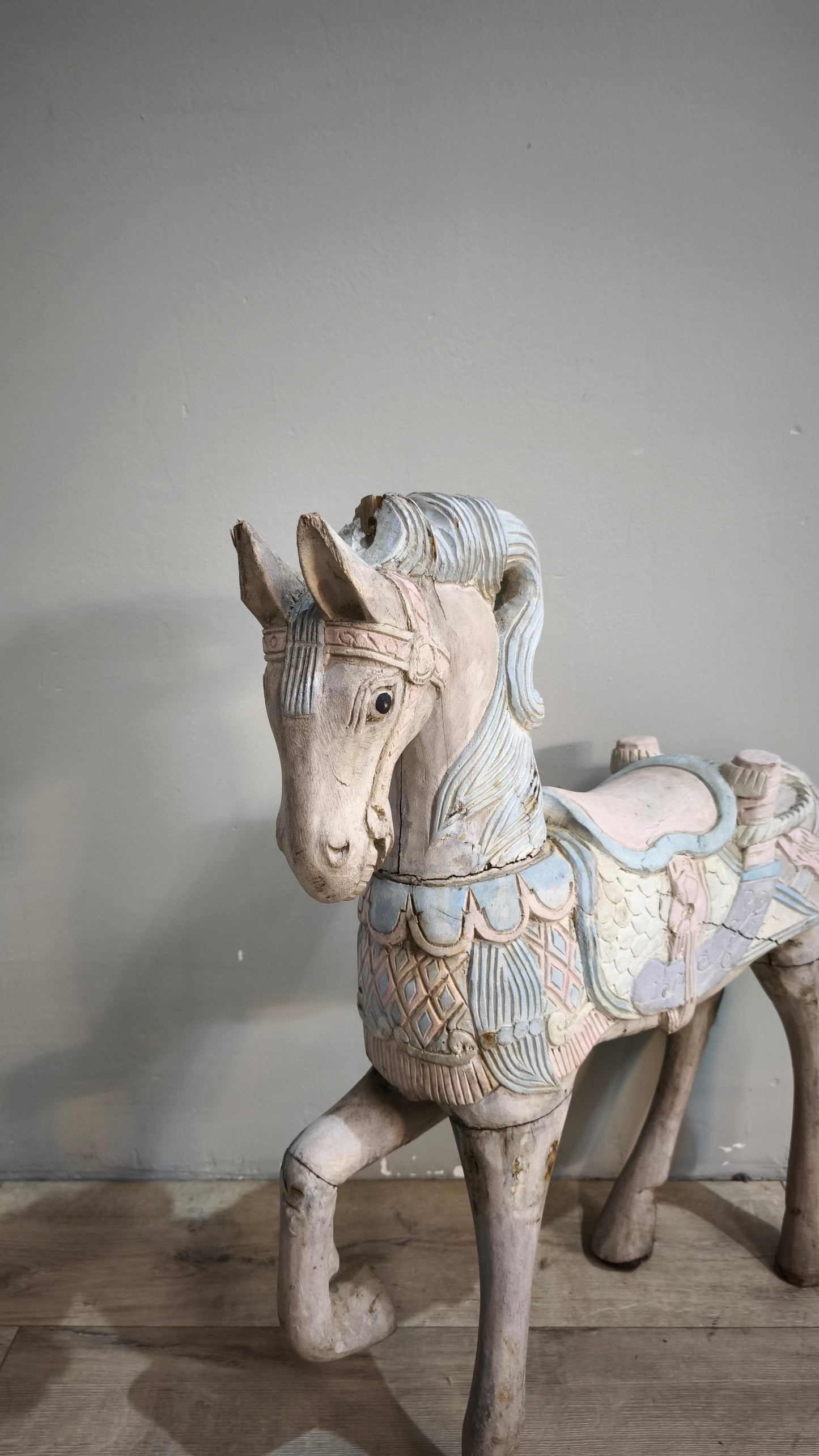 88545 Cavallino da giostra vintage in legno intagliato