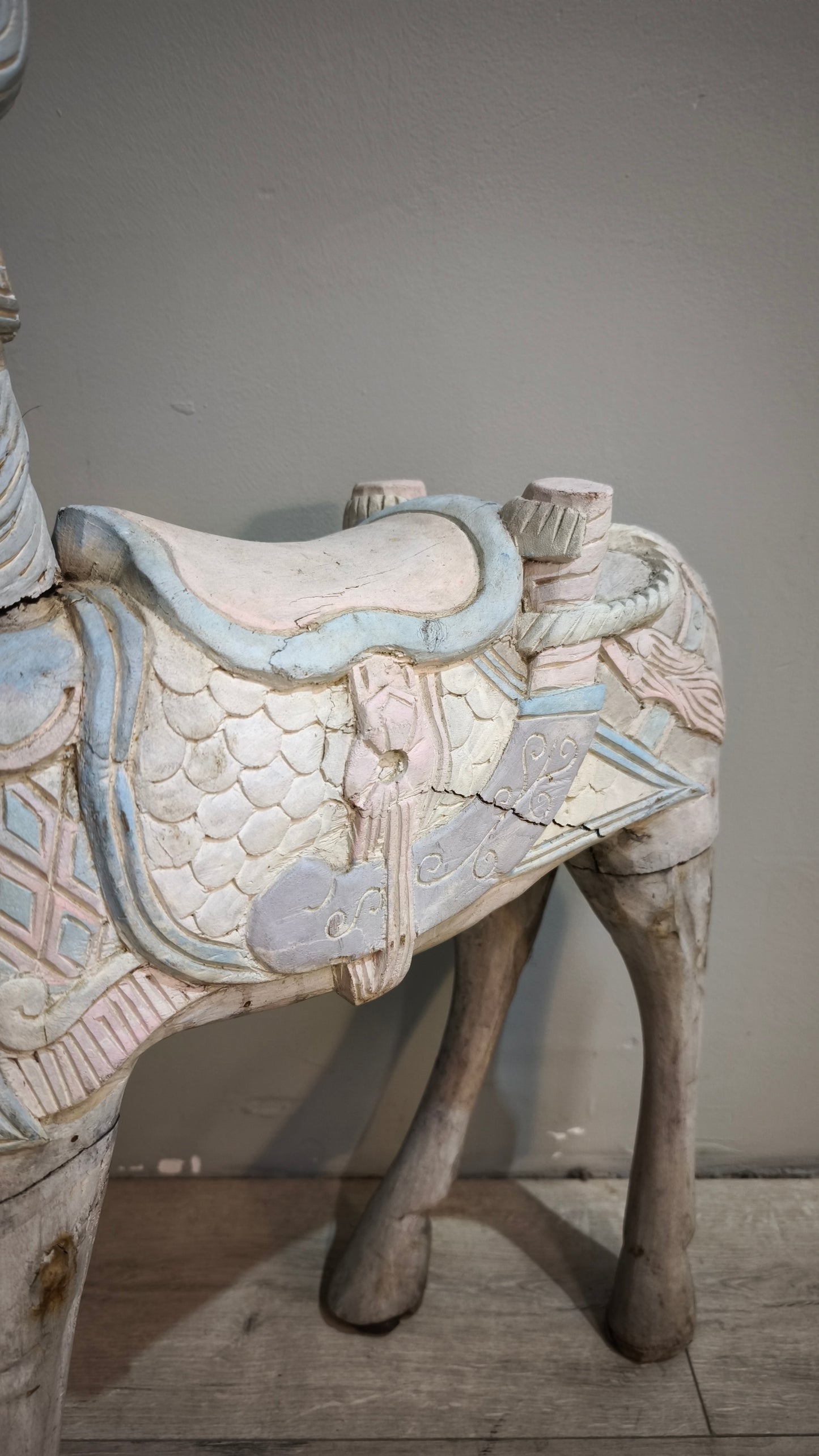 88545 Cavallino da giostra vintage in legno intagliato