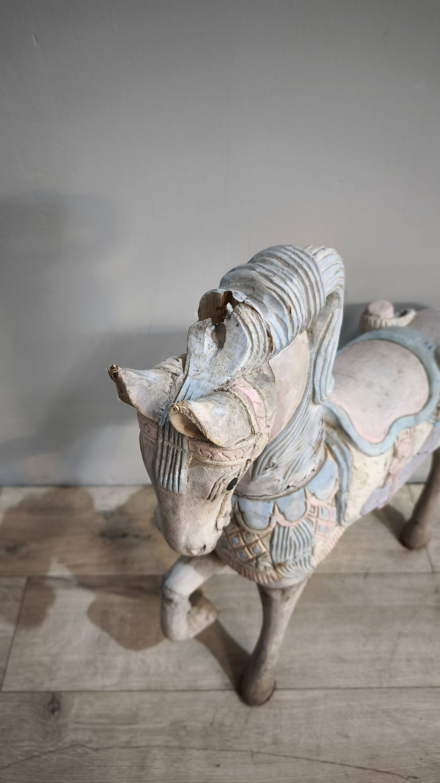 88545 Cavallino da giostra vintage in legno intagliato